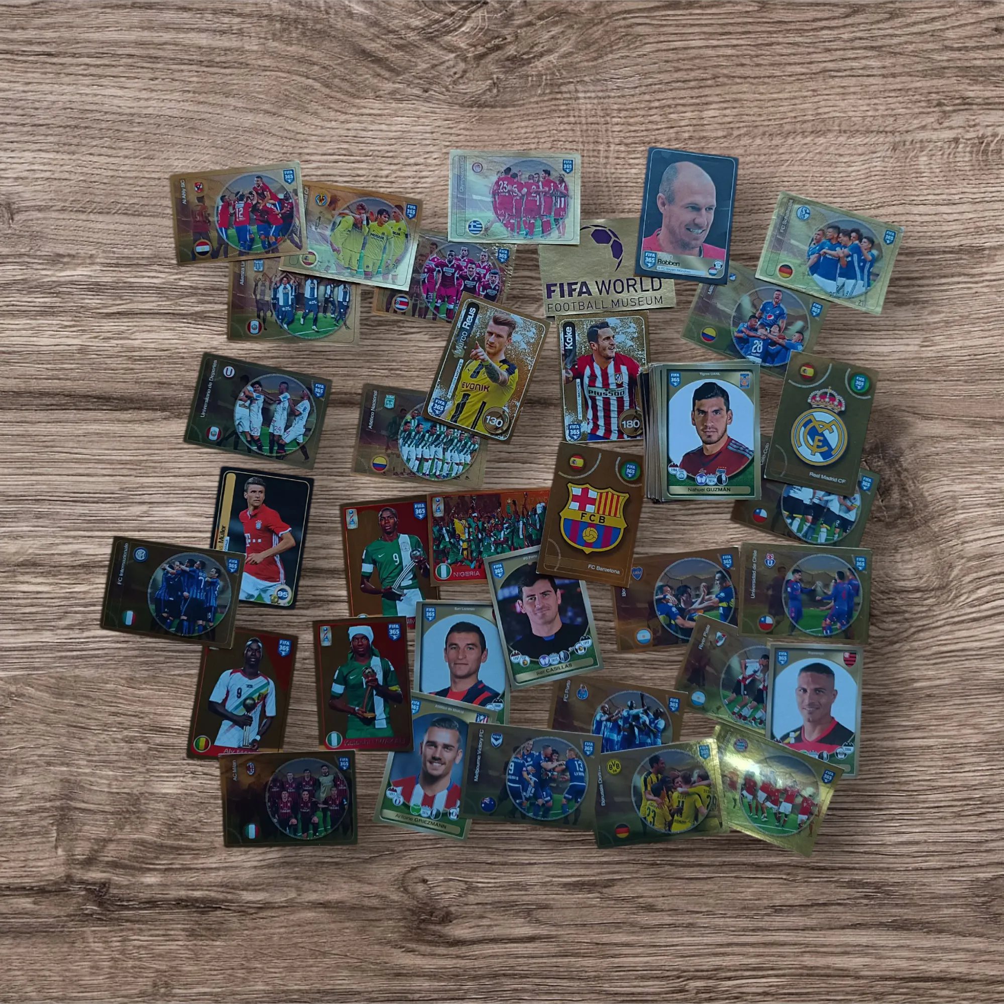 Lote 114 figuritas sin repetir FIFA 365 Año 2017