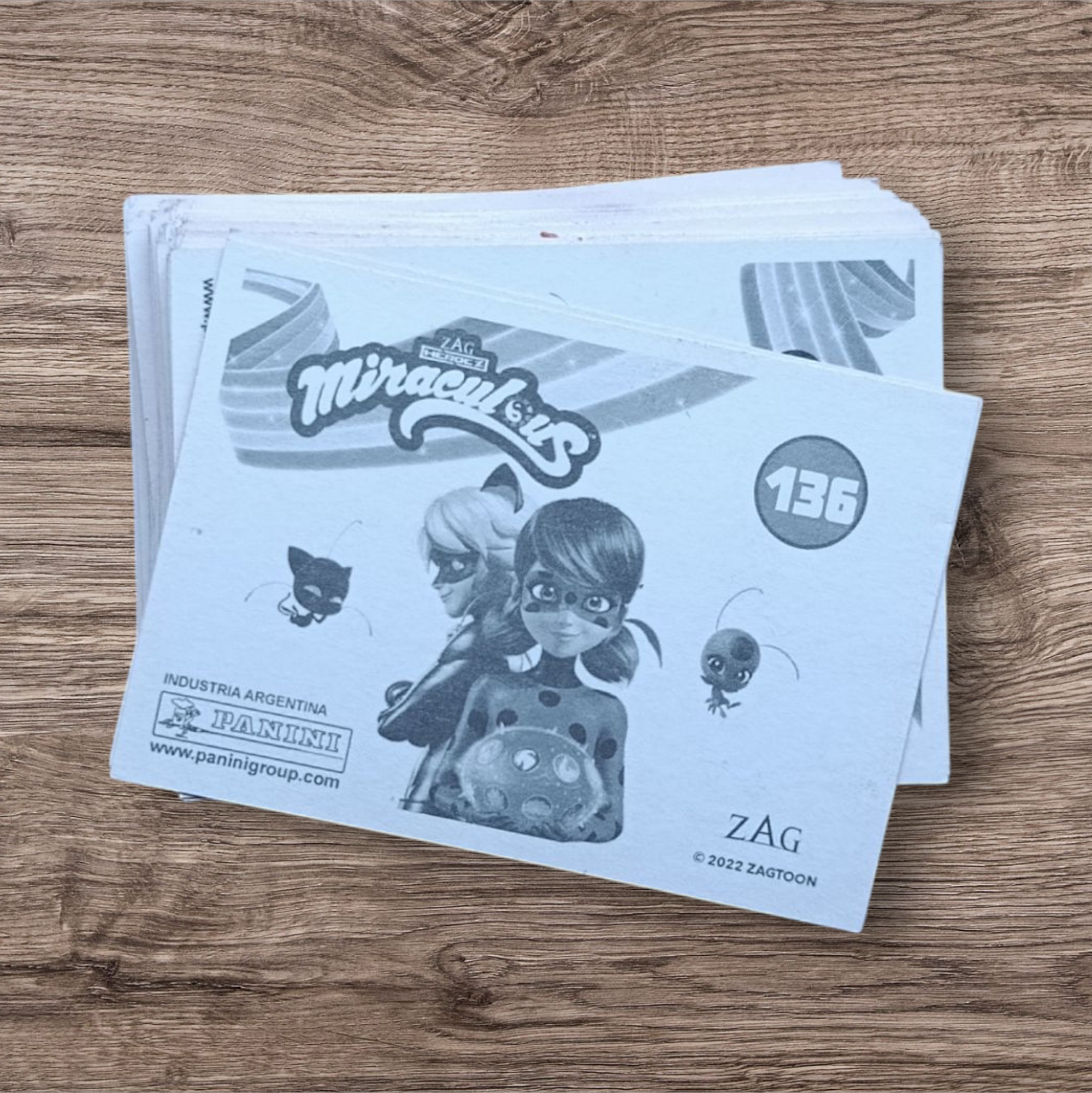 Lote 96 figuritas sin repetir Miraculous