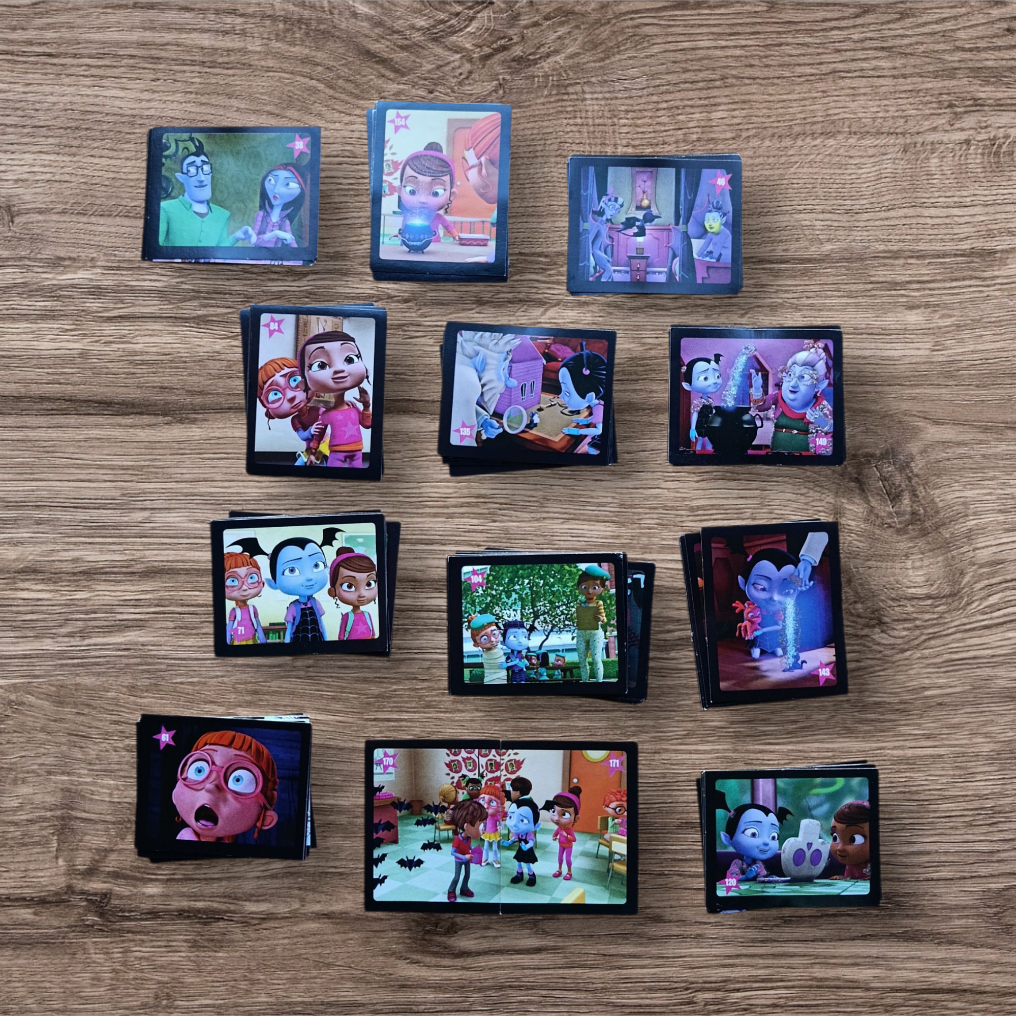 Lote 135 figuritas sin repetir Vampirina