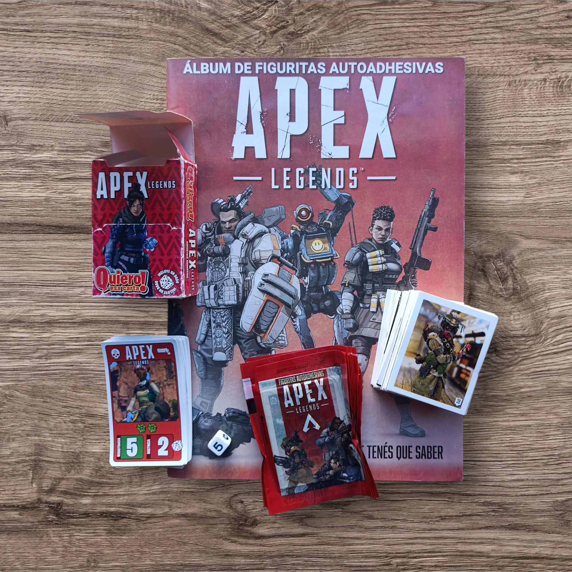 Álbum + 152 figuritas sin repetir + 10 sobres + mazo naipes Apex
