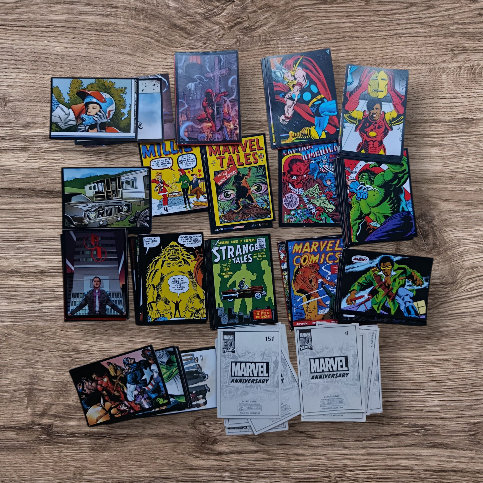 Lote 147 figuritas y cartas Marvel Aniversario