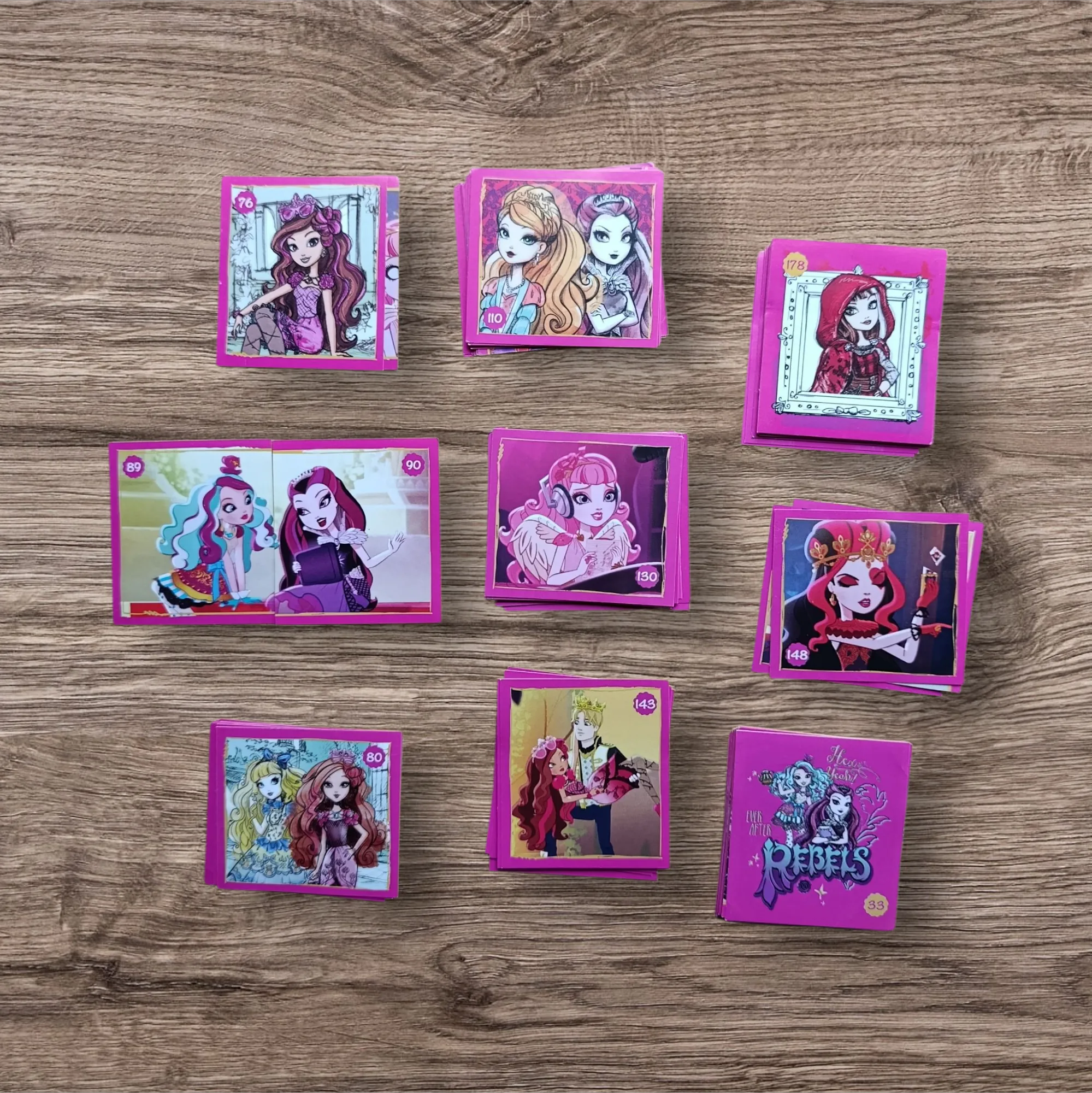 Lote 112 figuritas sin repetir Ever After High