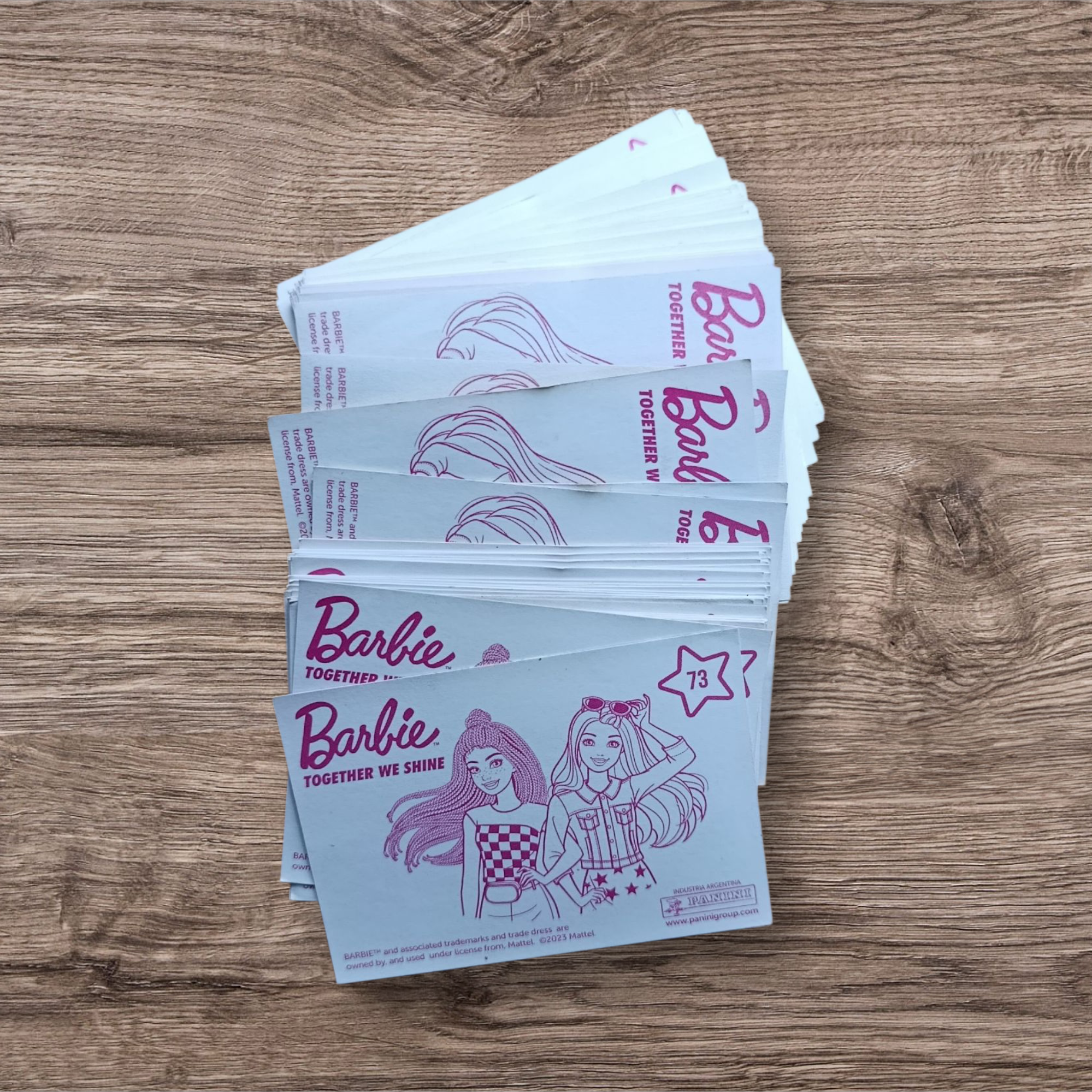 Lote 115 figuritas sin repetir Barbie Juntas brillamos