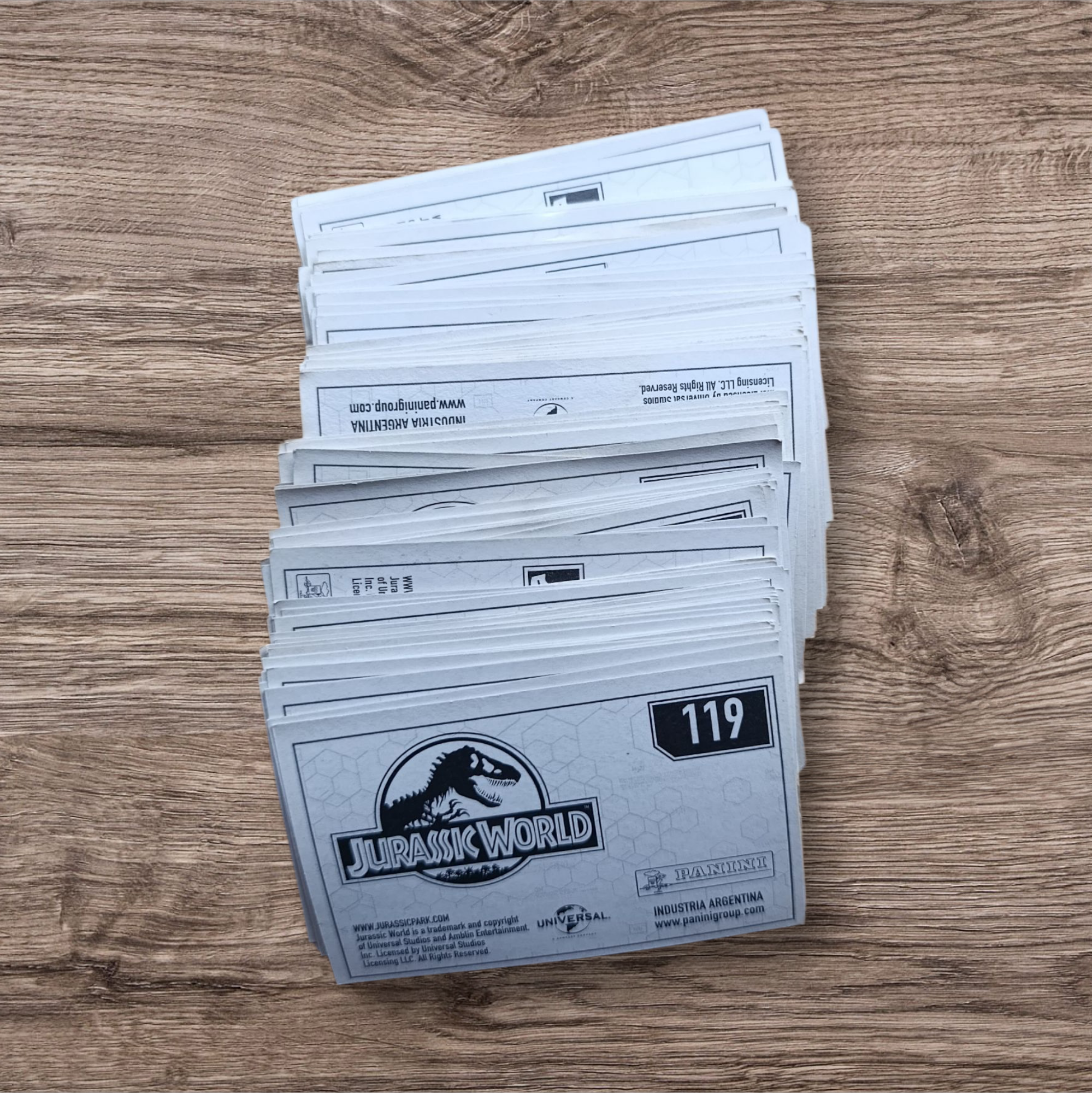 Lote 107 figuritas sin repetir Jurassic World