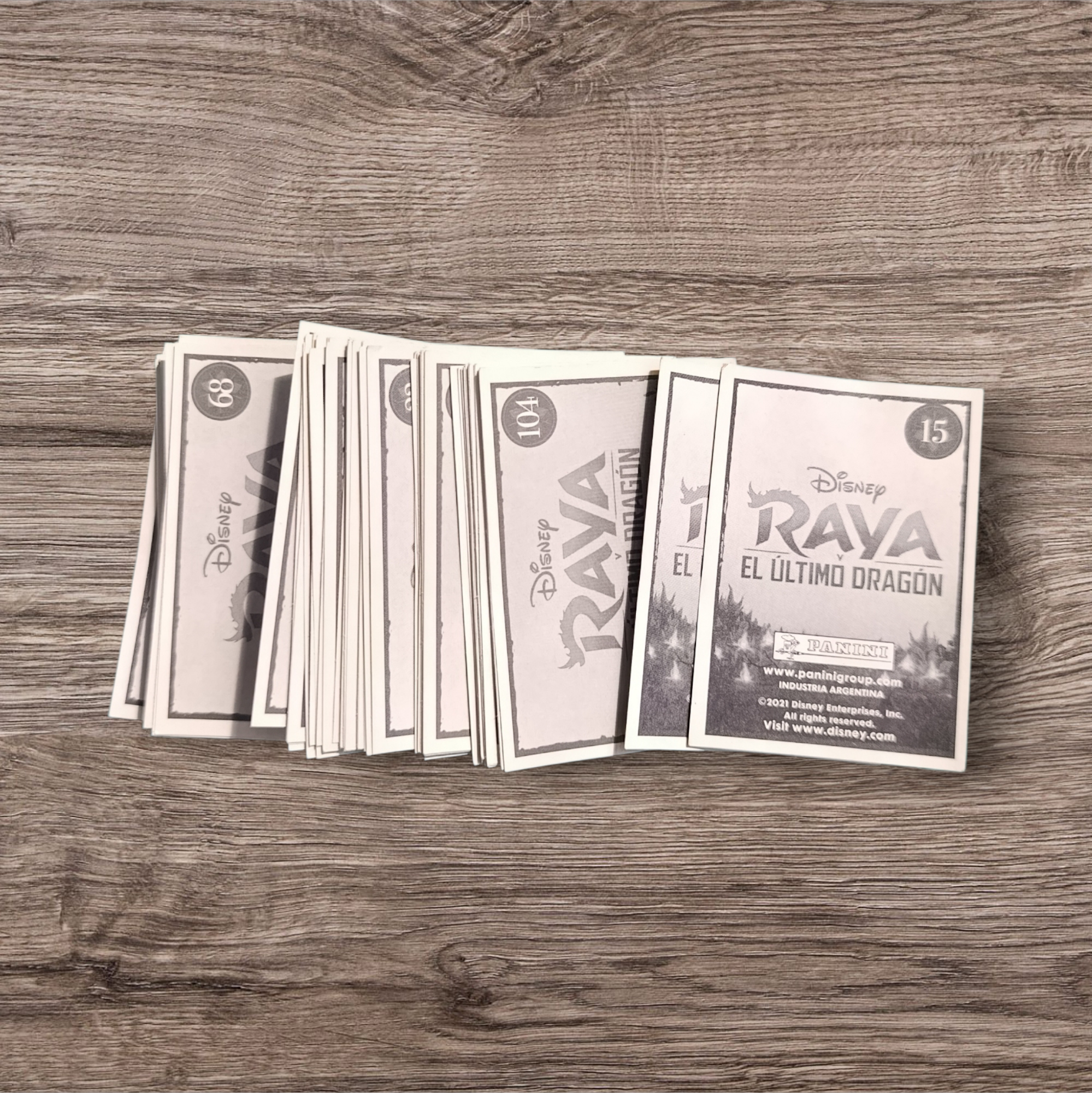 Lote 102 figuritas sin repetir Raya y el último Dragón