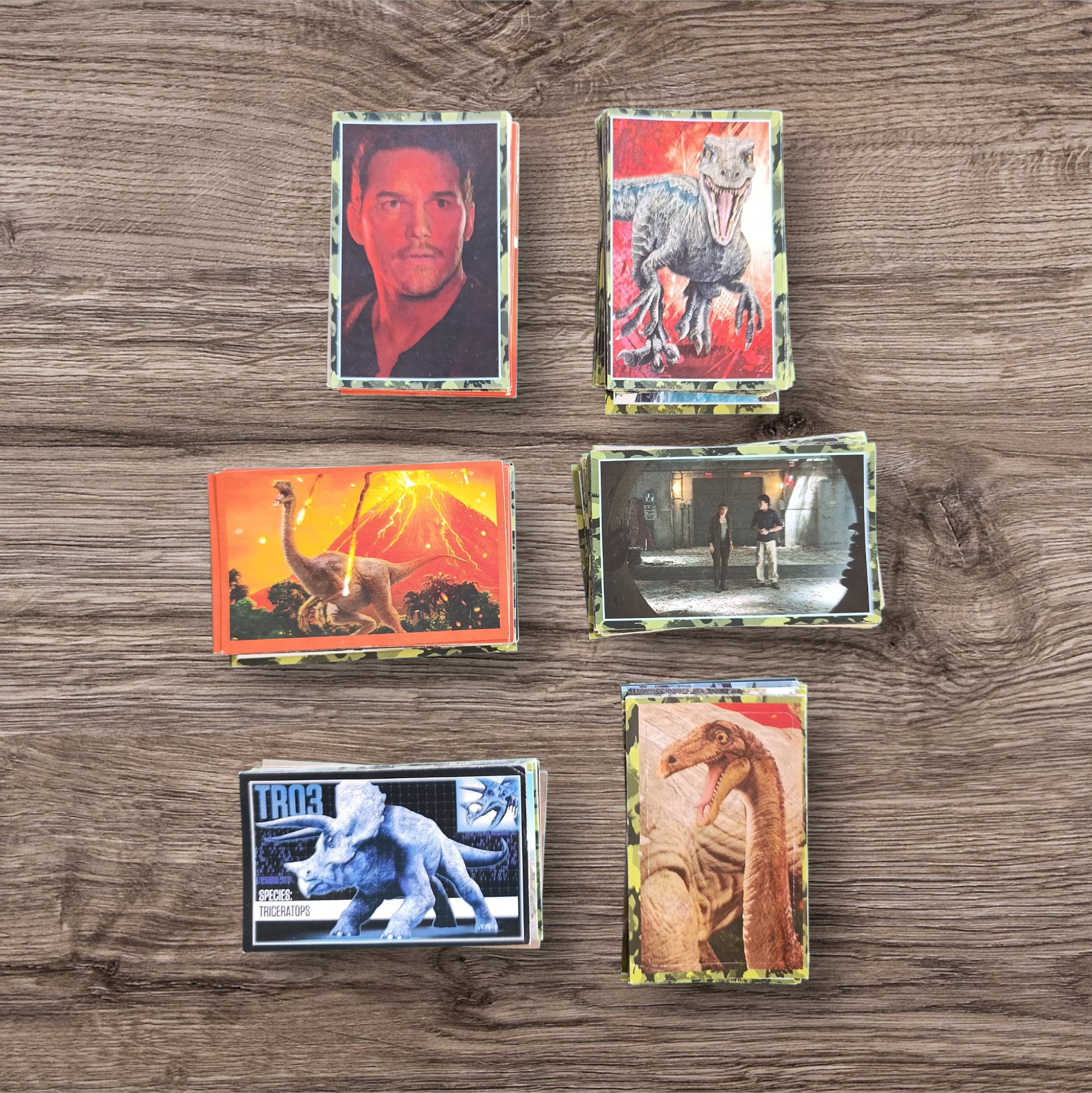 Lote 103 figuritas sin repetir Jurassic World El reino caido