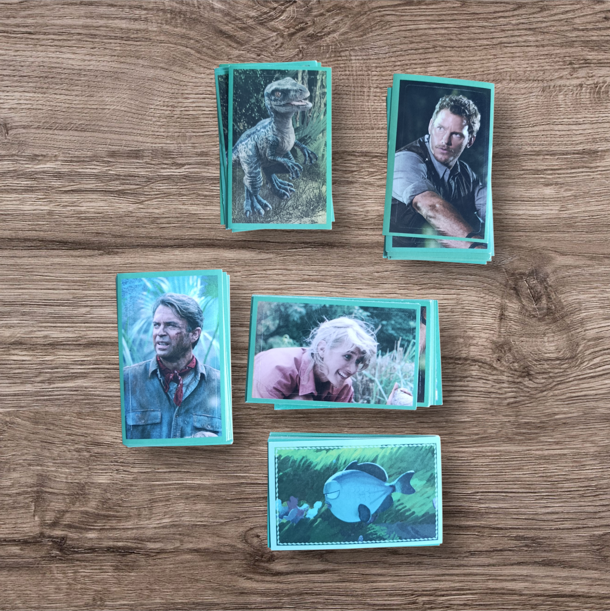 Lote 50 figuritas Jurassic World