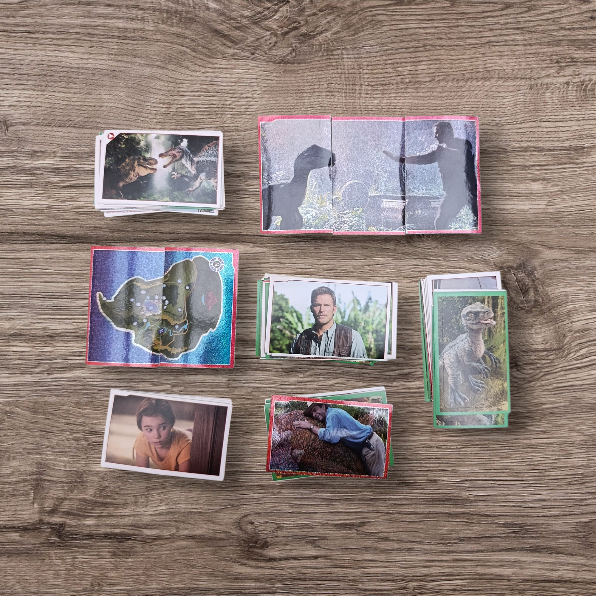 Lote 160 figuritas sin repetir Jurassic World The Ultimate