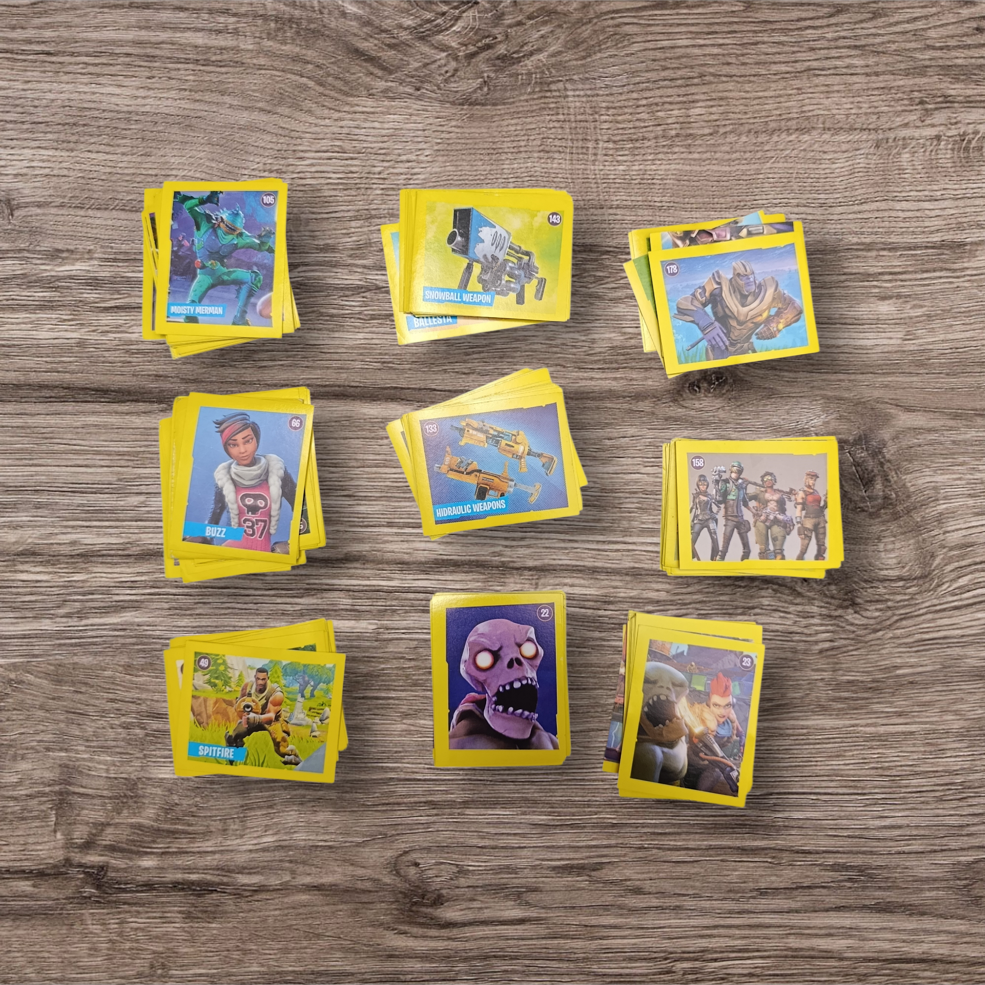 Lote 175 figuritas sin repetir Fortnite