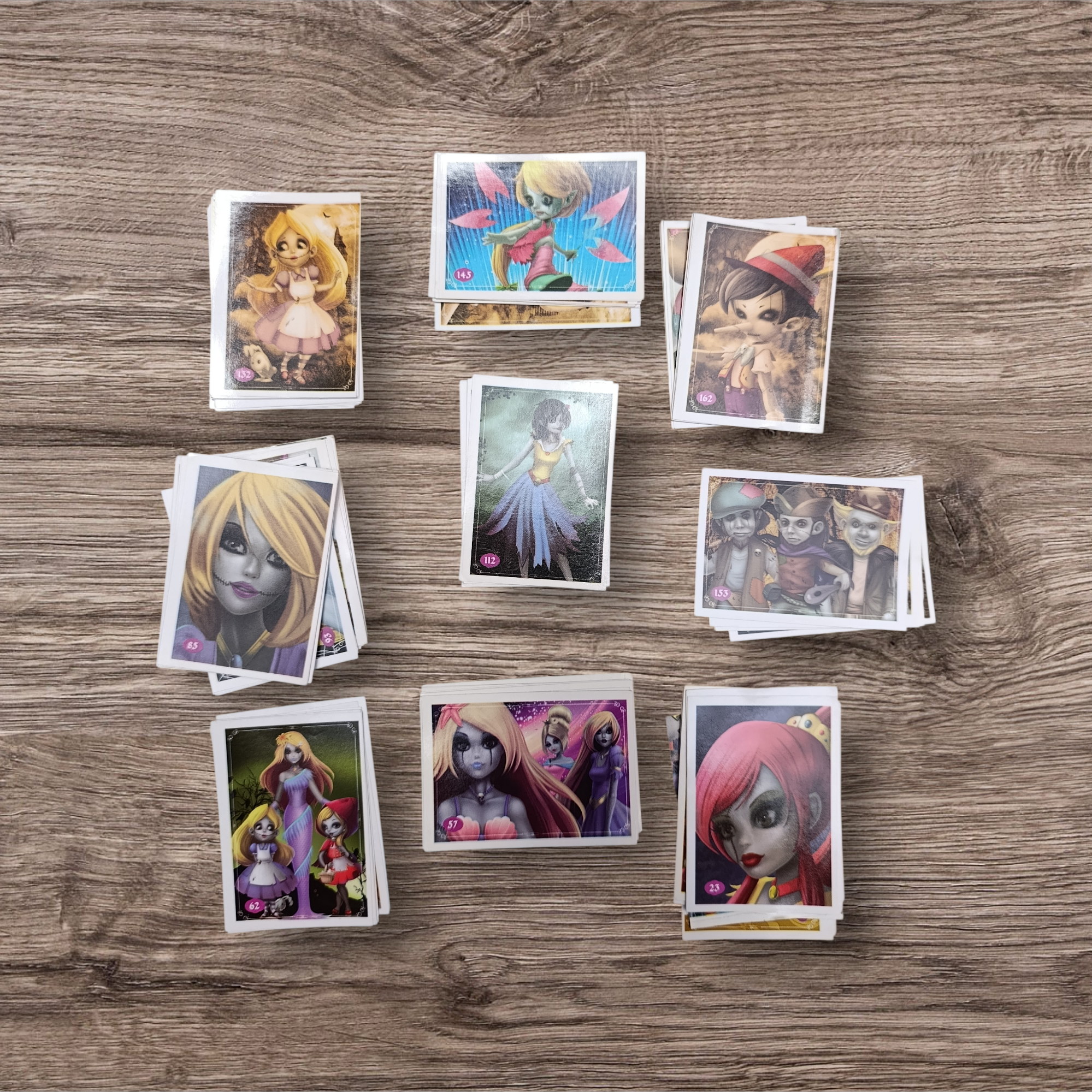 Lote 103 figuritas sin repetir Princesas Zombies