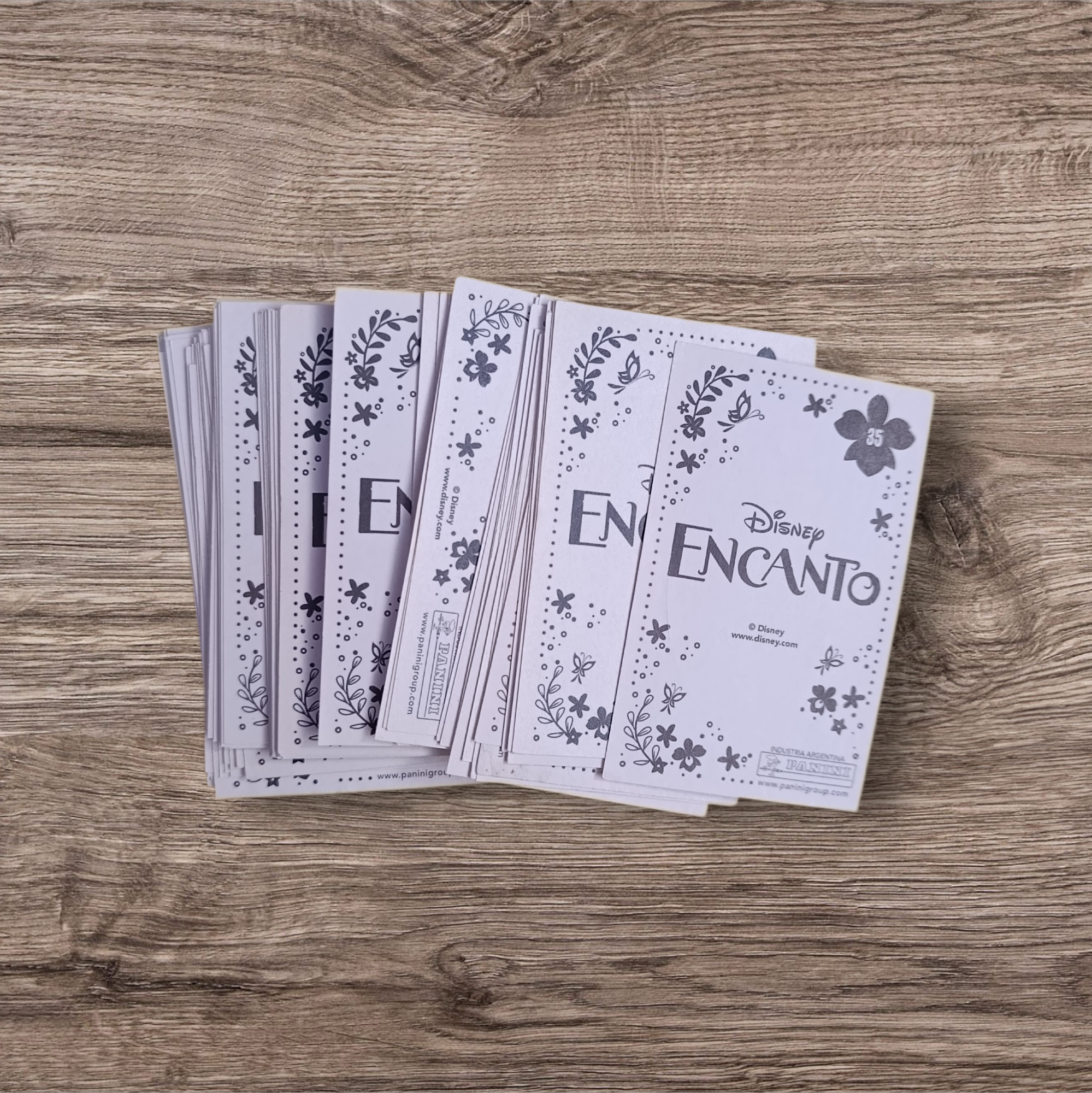 Lote 84 figuritas sin repetir Encanto