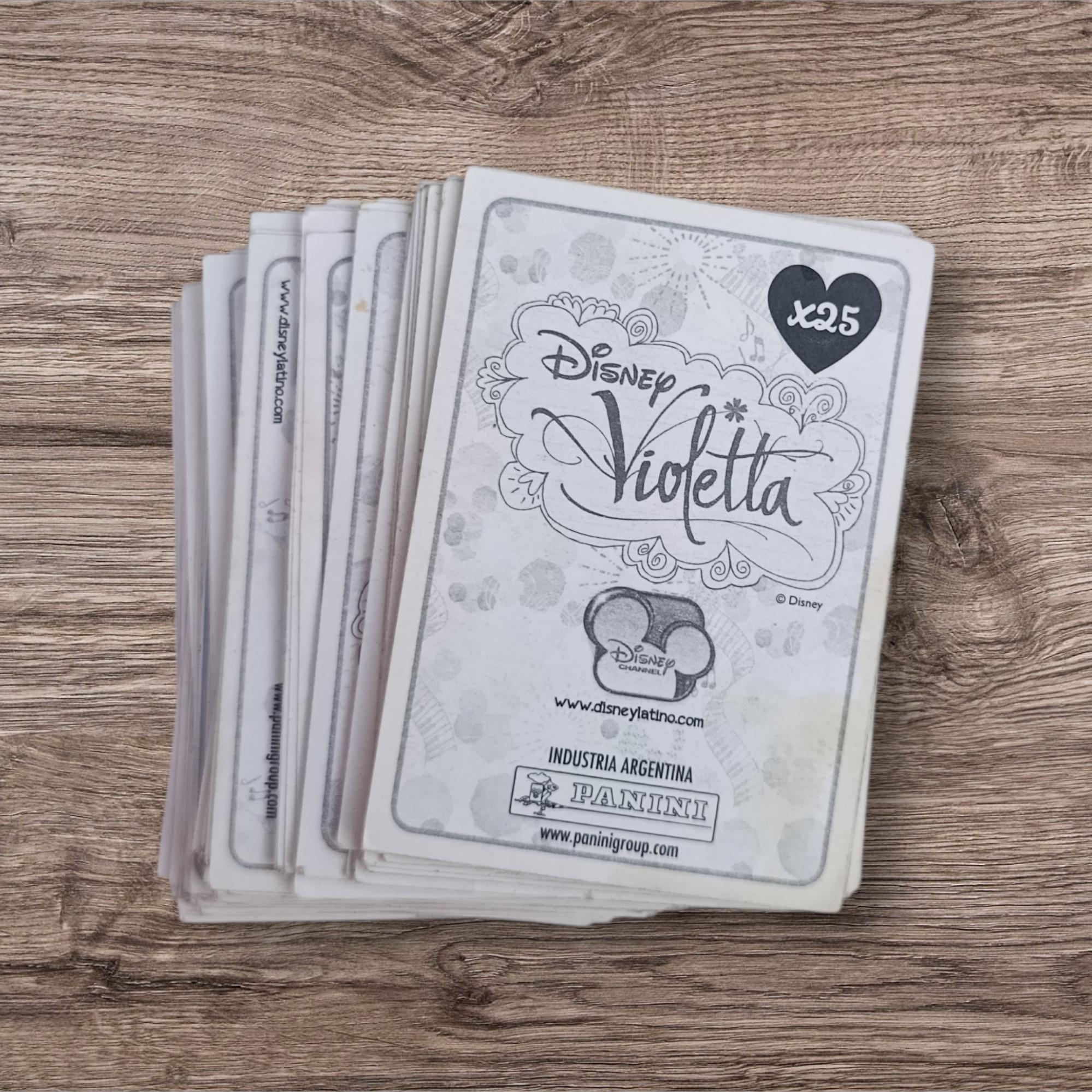 Lote 94 figuritas sin repetir Violetta