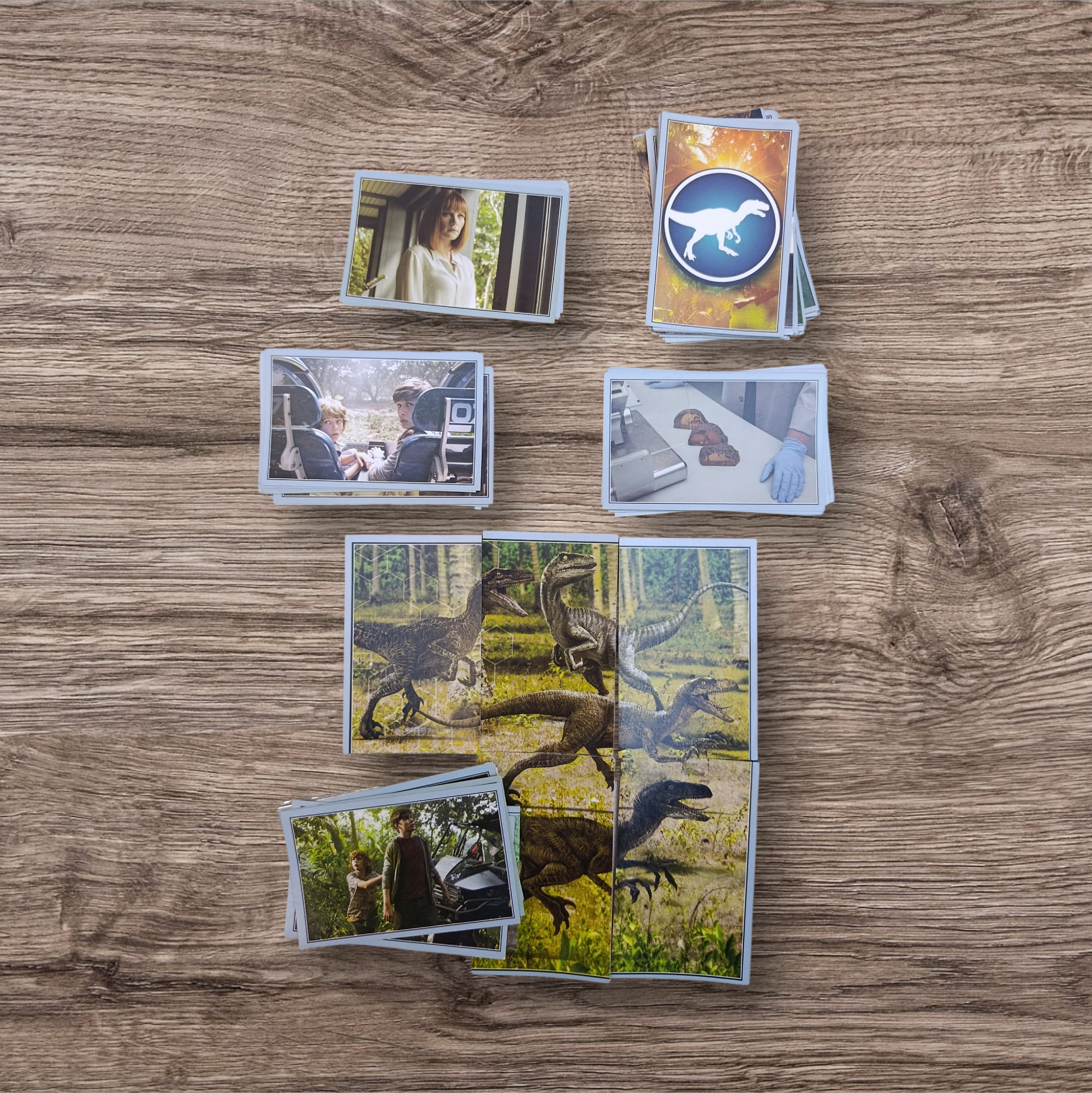 Lote 88 figuritas sin repetir Jurassic World