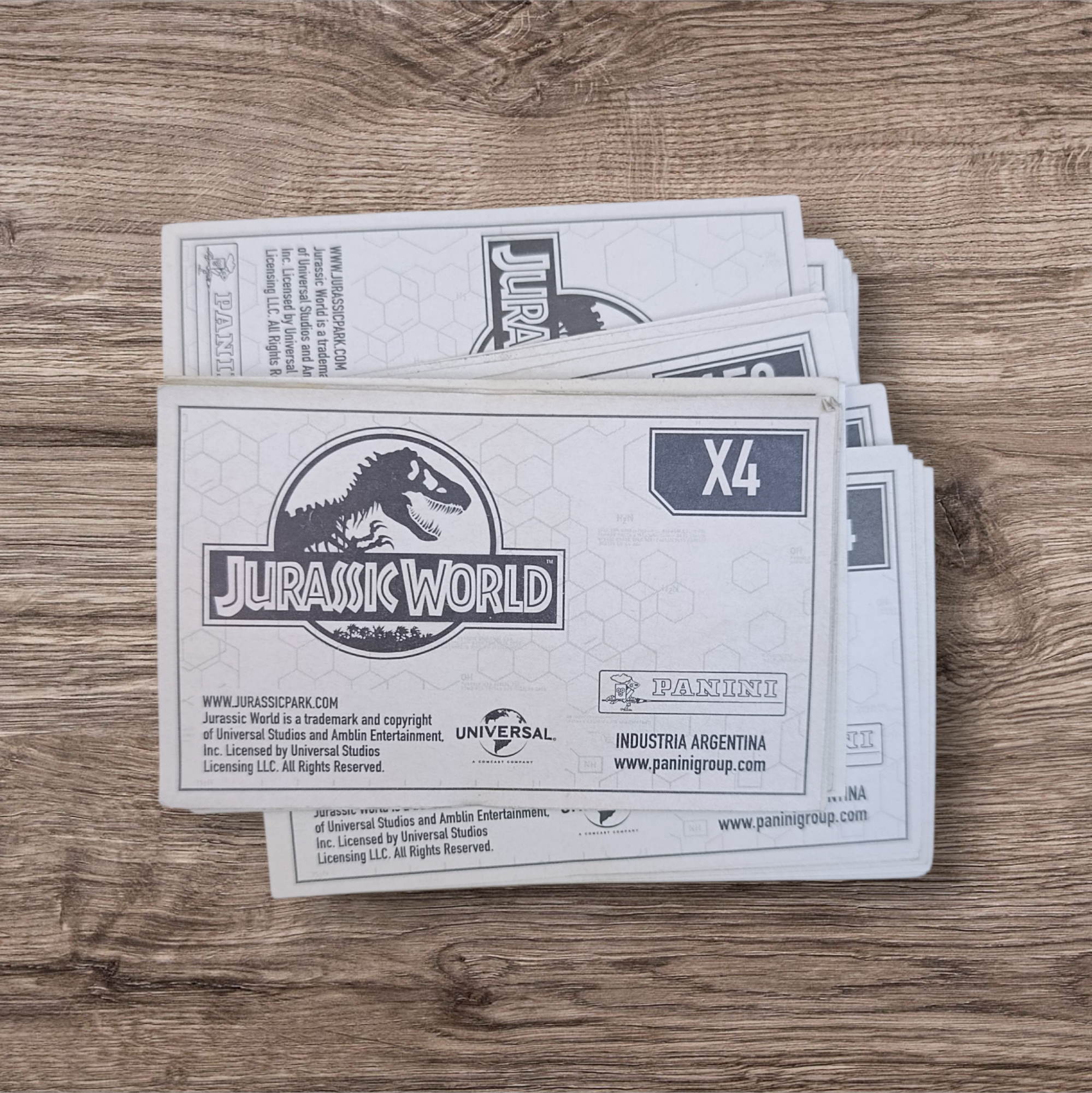 Lote 88 figuritas sin repetir Jurassic World