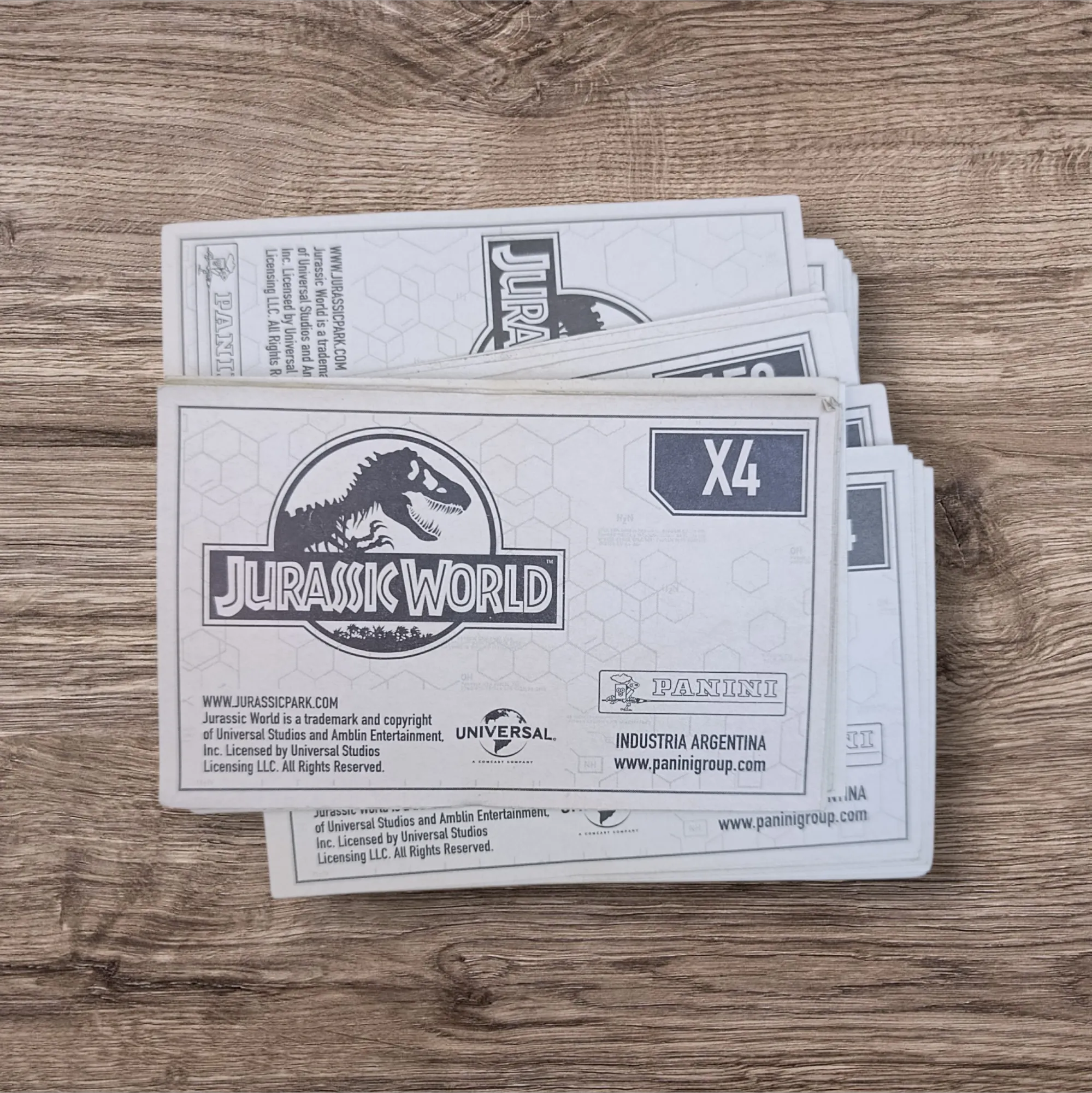Lote 88 figuritas sin repetir Jurassic World
