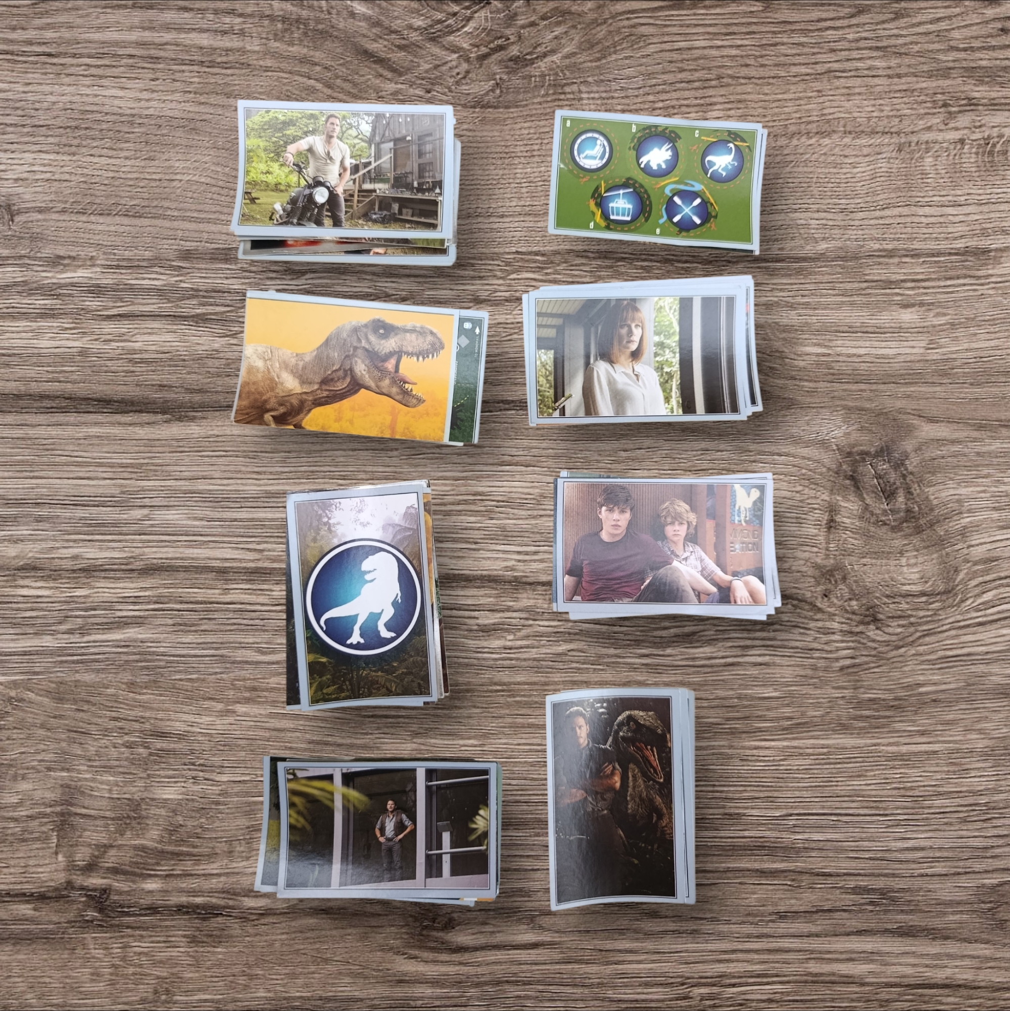 Lote de 66 Figuritas Sin Repetir - Jurassic World de Panini