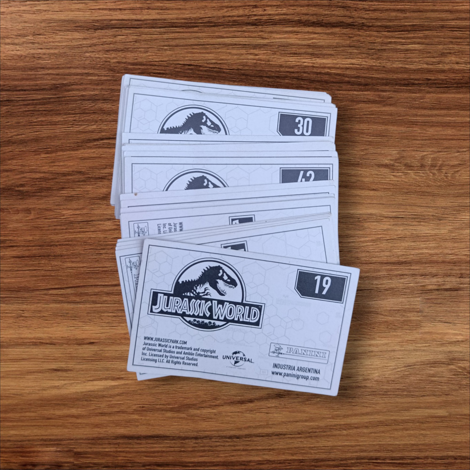 Lote de 33 Figuritas de Jurassic World Sin Repetir