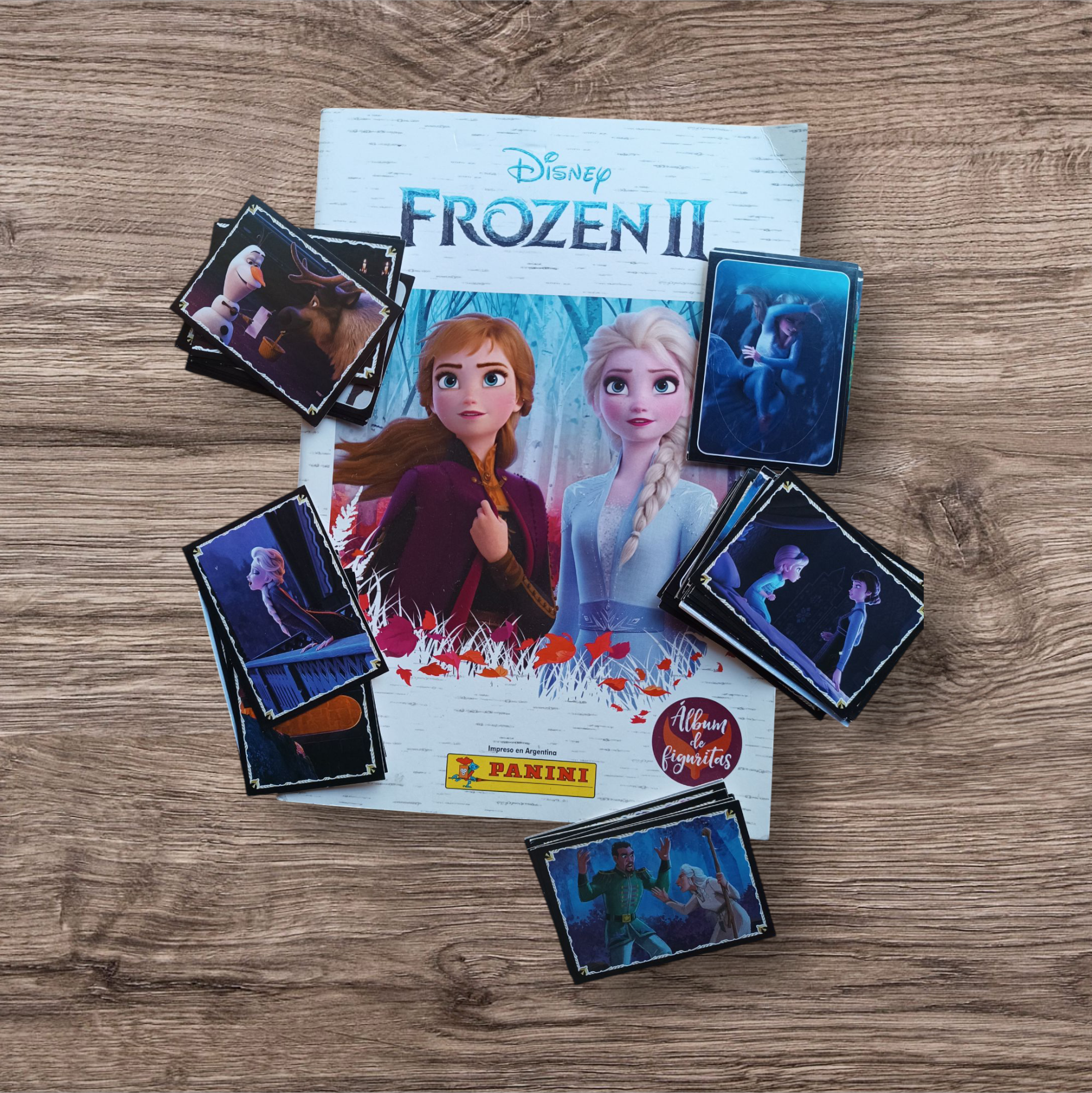 Álbum + 54 figuritas sin repetir Frozen 2 de Panini