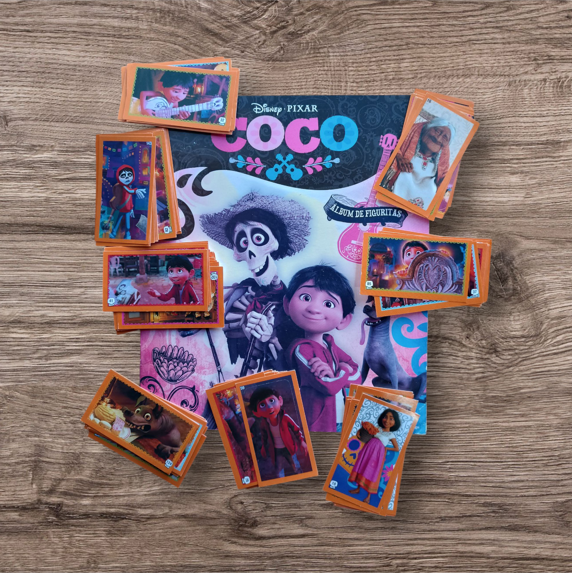 Álbum + 128 figuritas sin repetir Coco