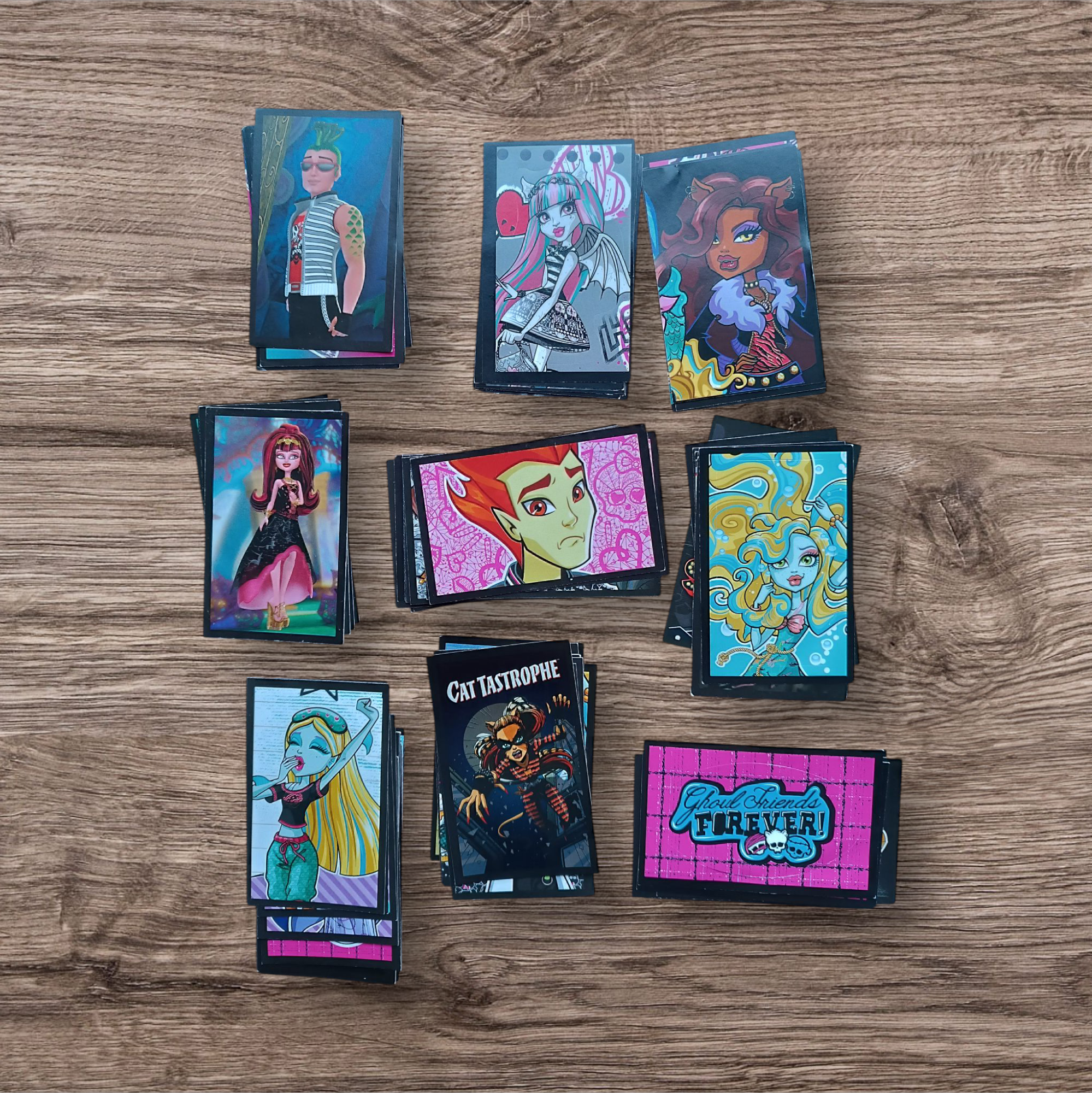 Lote 92 figuritas sin repetir Monster High