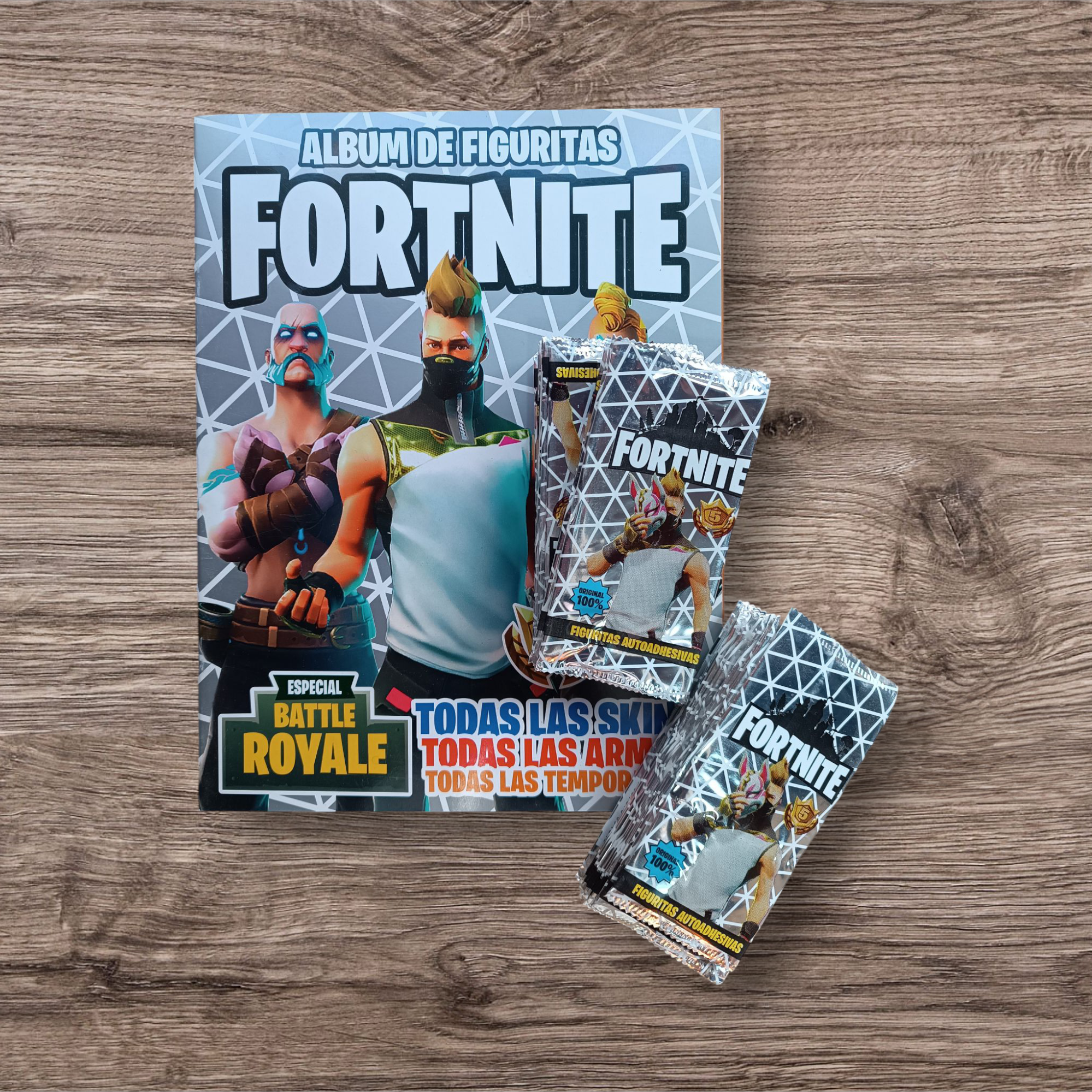 Álbum + 30 sobres de figuritas Fortnite