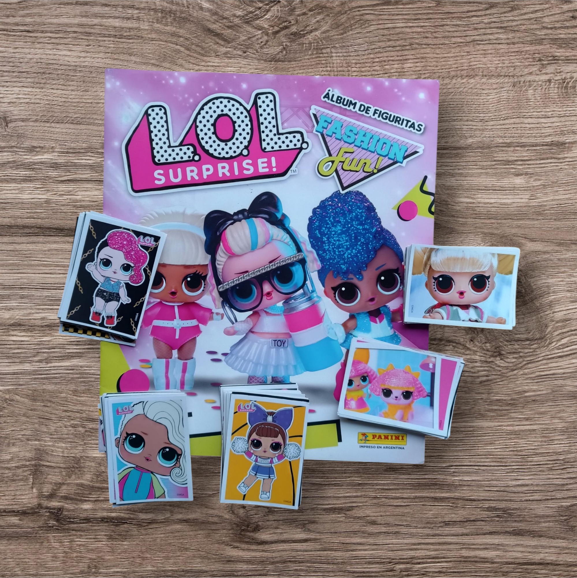 Álbum + 115 figuritas sin repetir de Lol Fashion Fun