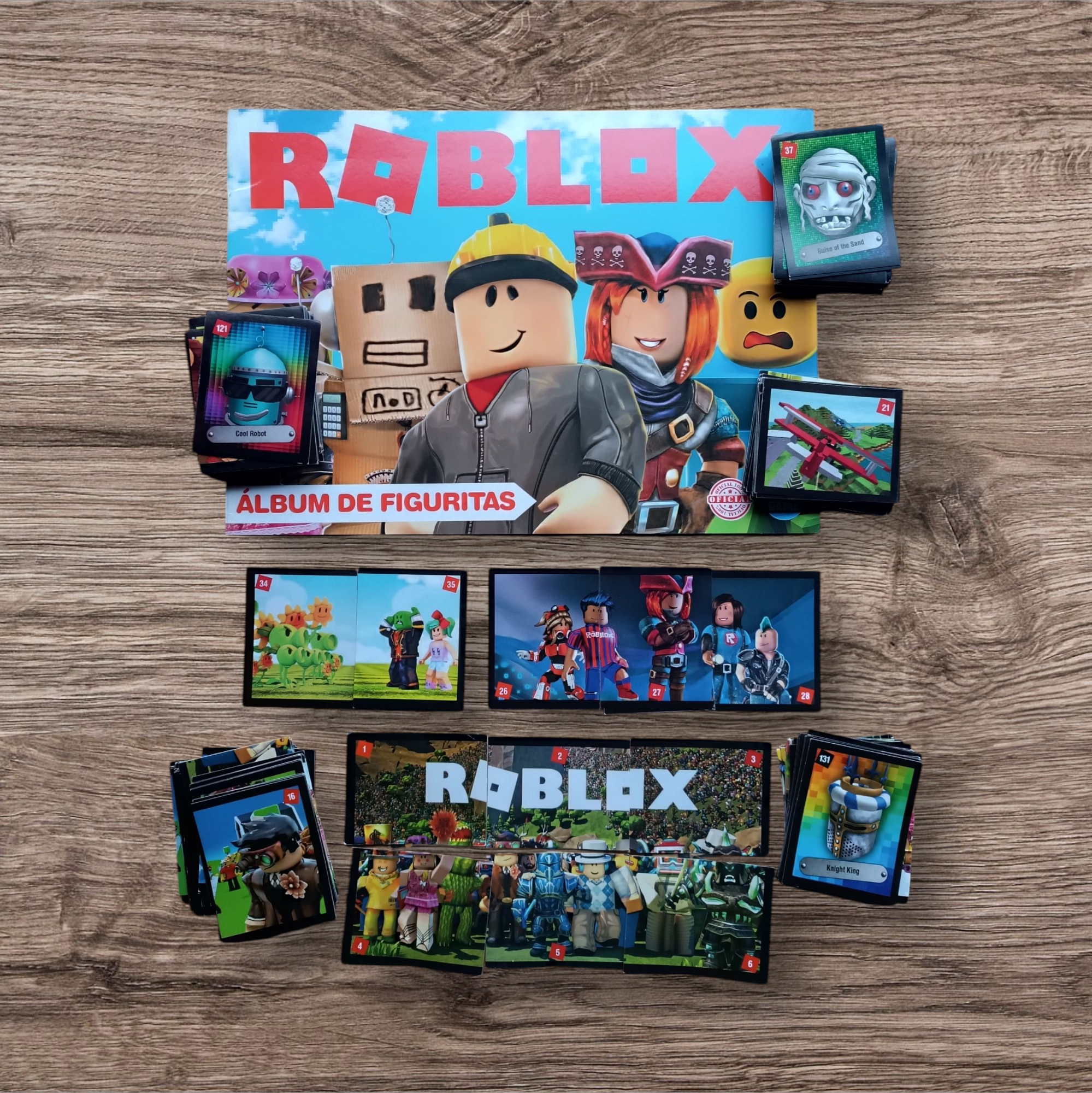 Álbum + 332 figuritas de Roblox
