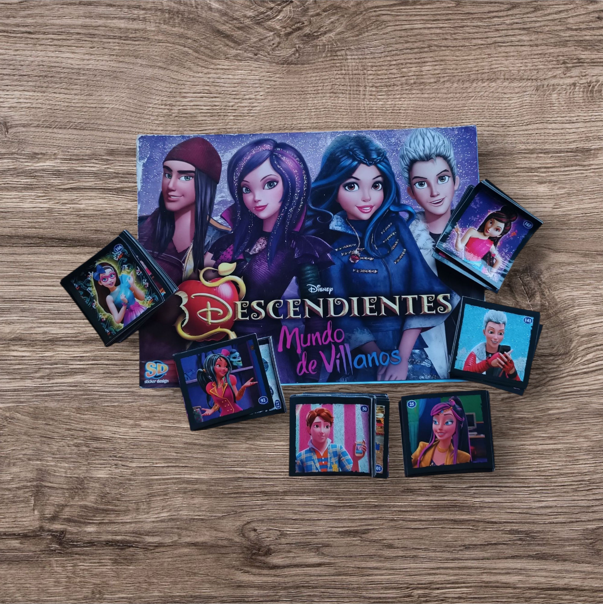 Álbum + 130 figuritas sin repetir Descendientes Mundo de Villanos