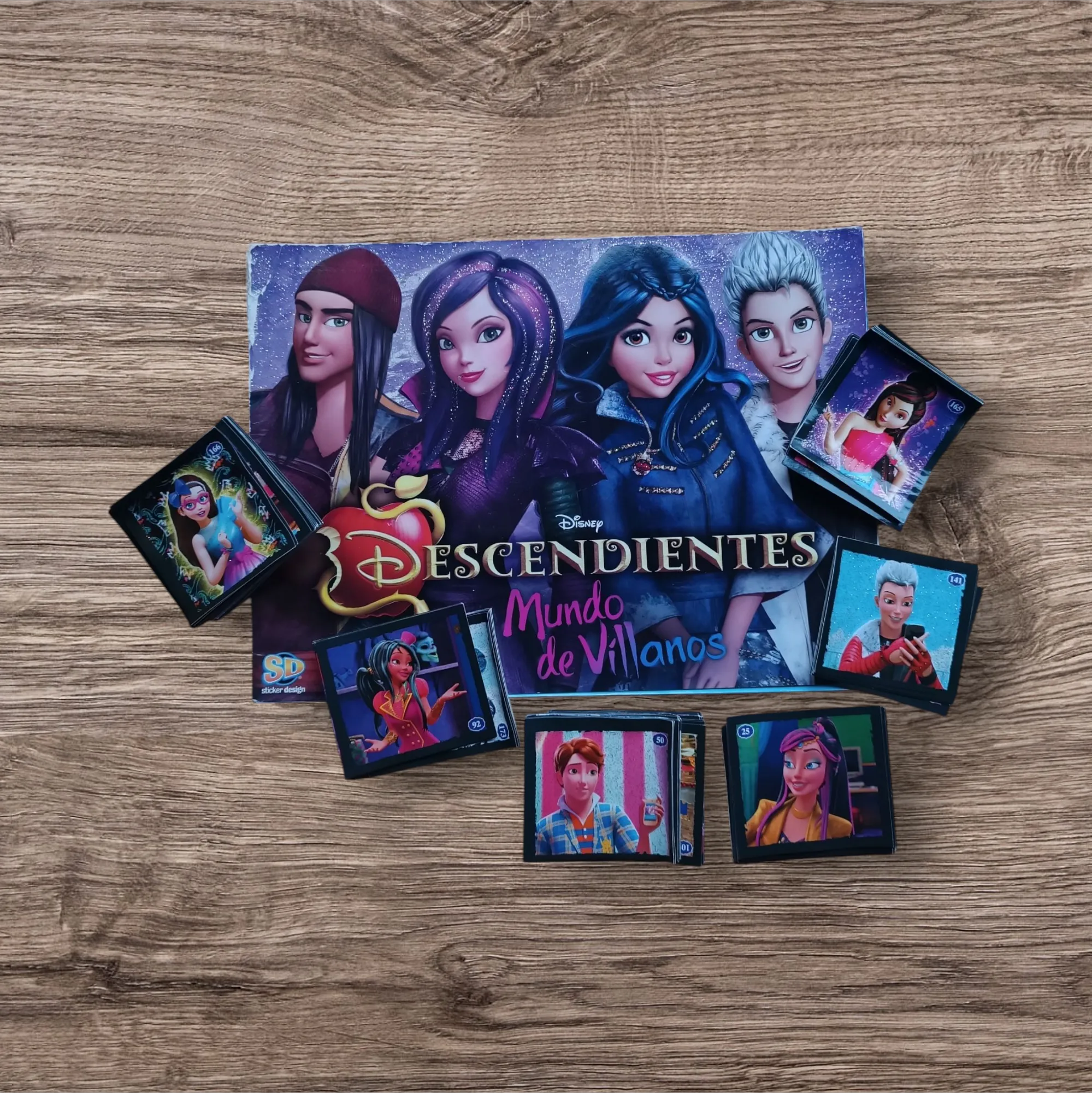 Álbum + 130 figuritas sin repetir Descendientes Mundo de Villanos