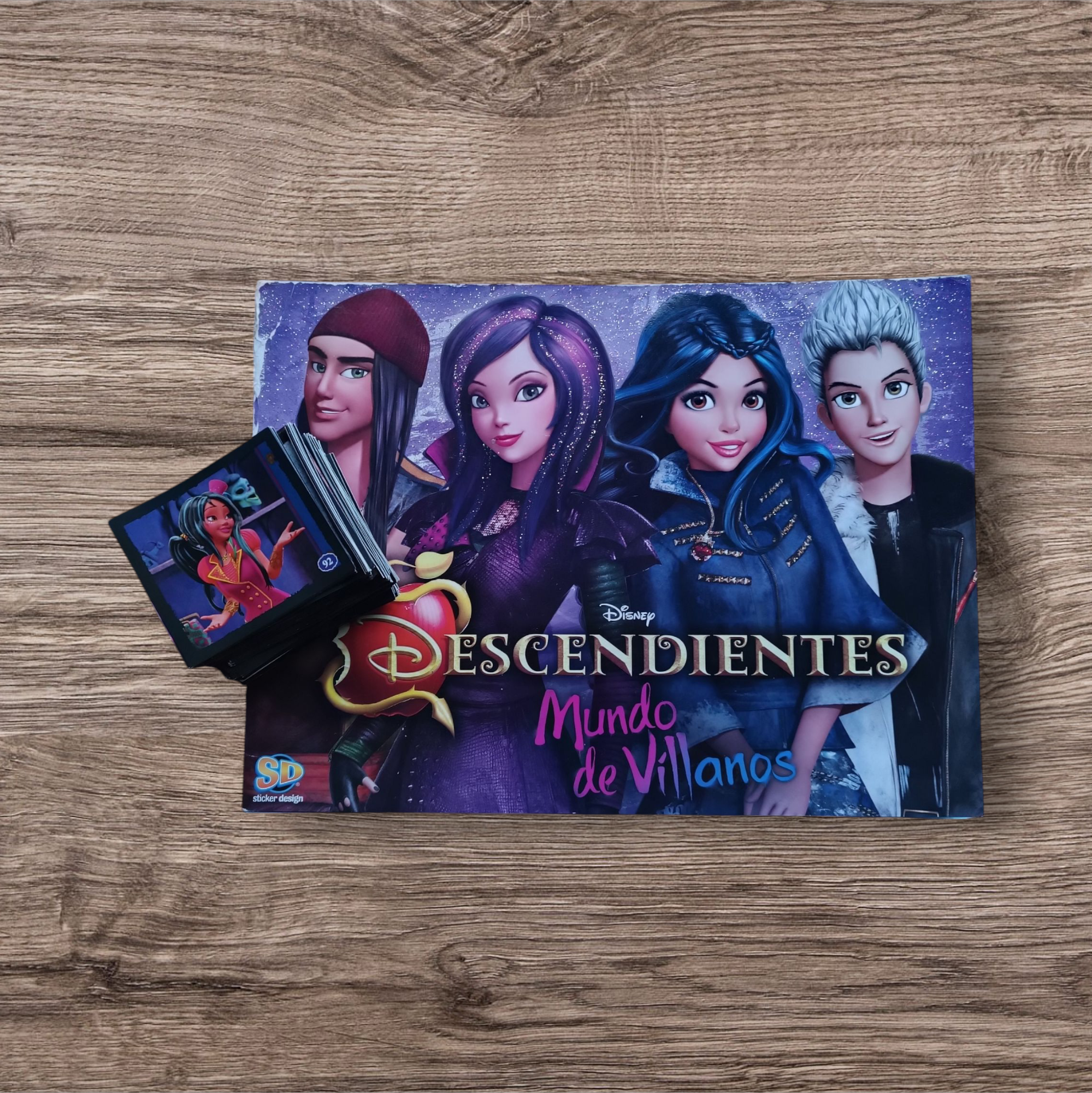 Álbum + 130 figuritas sin repetir Descendientes Mundo de Villanos