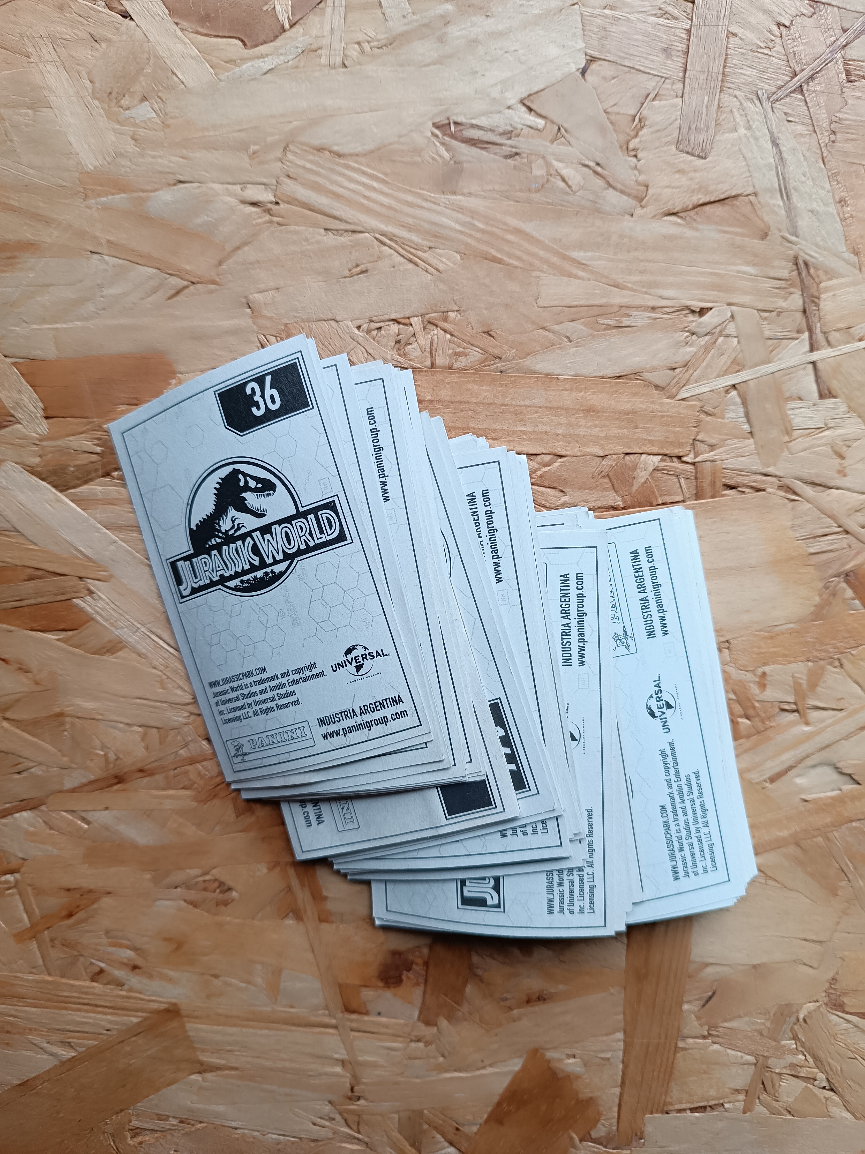 Lote 95 figuritas sin repetir Jurassic World de Panini