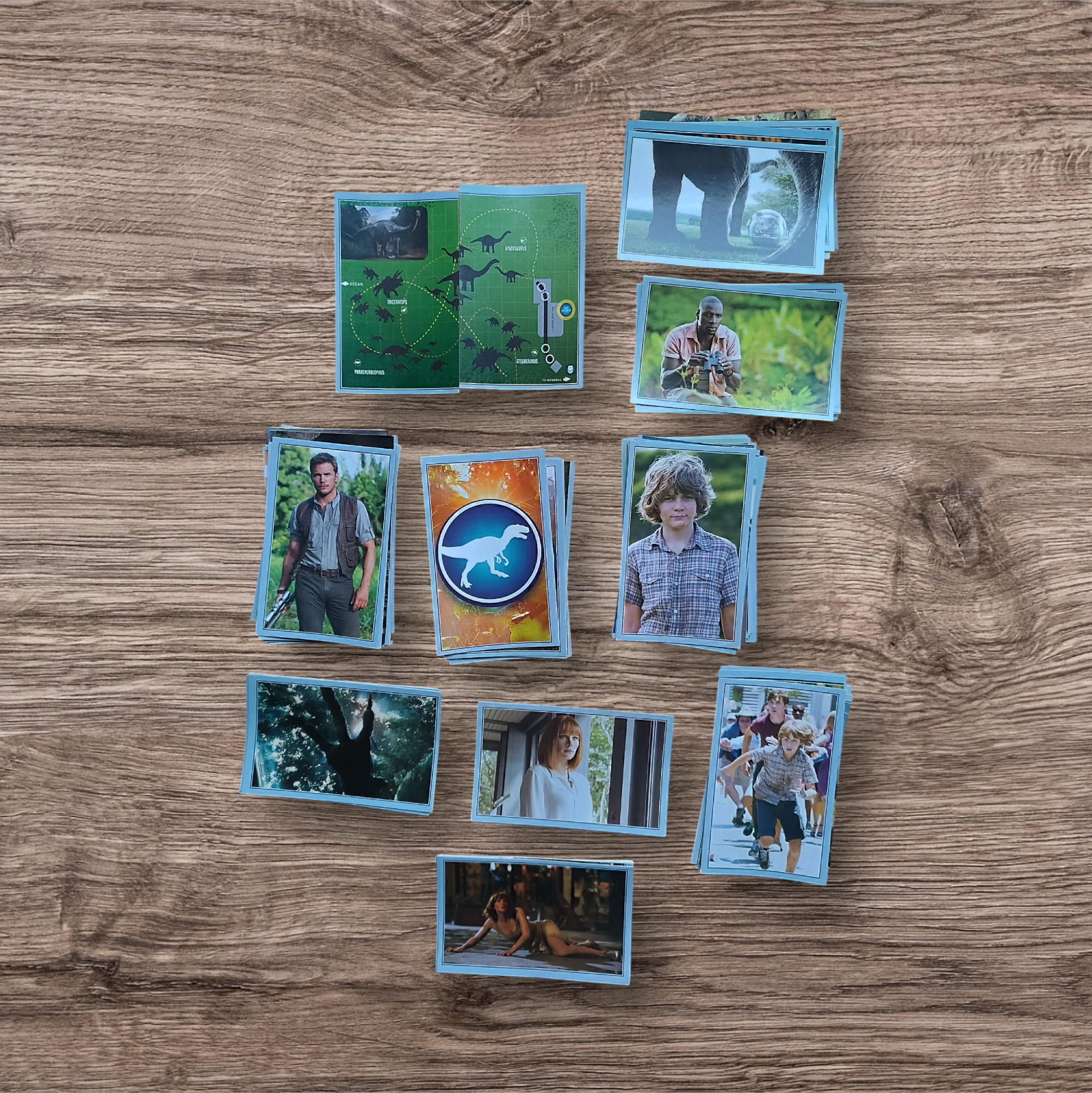 Lote 95 figuritas sin repetir Jurassic World de Panini