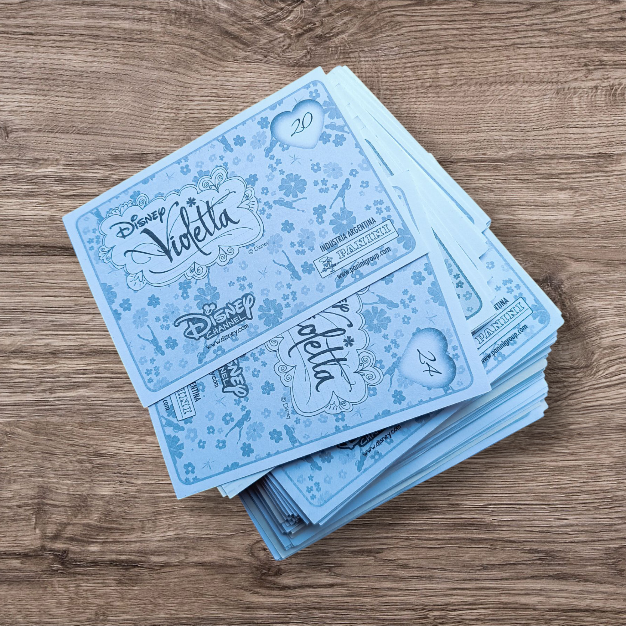 Lote 75 figuritas sin repetir Disney Violetta, de Panini