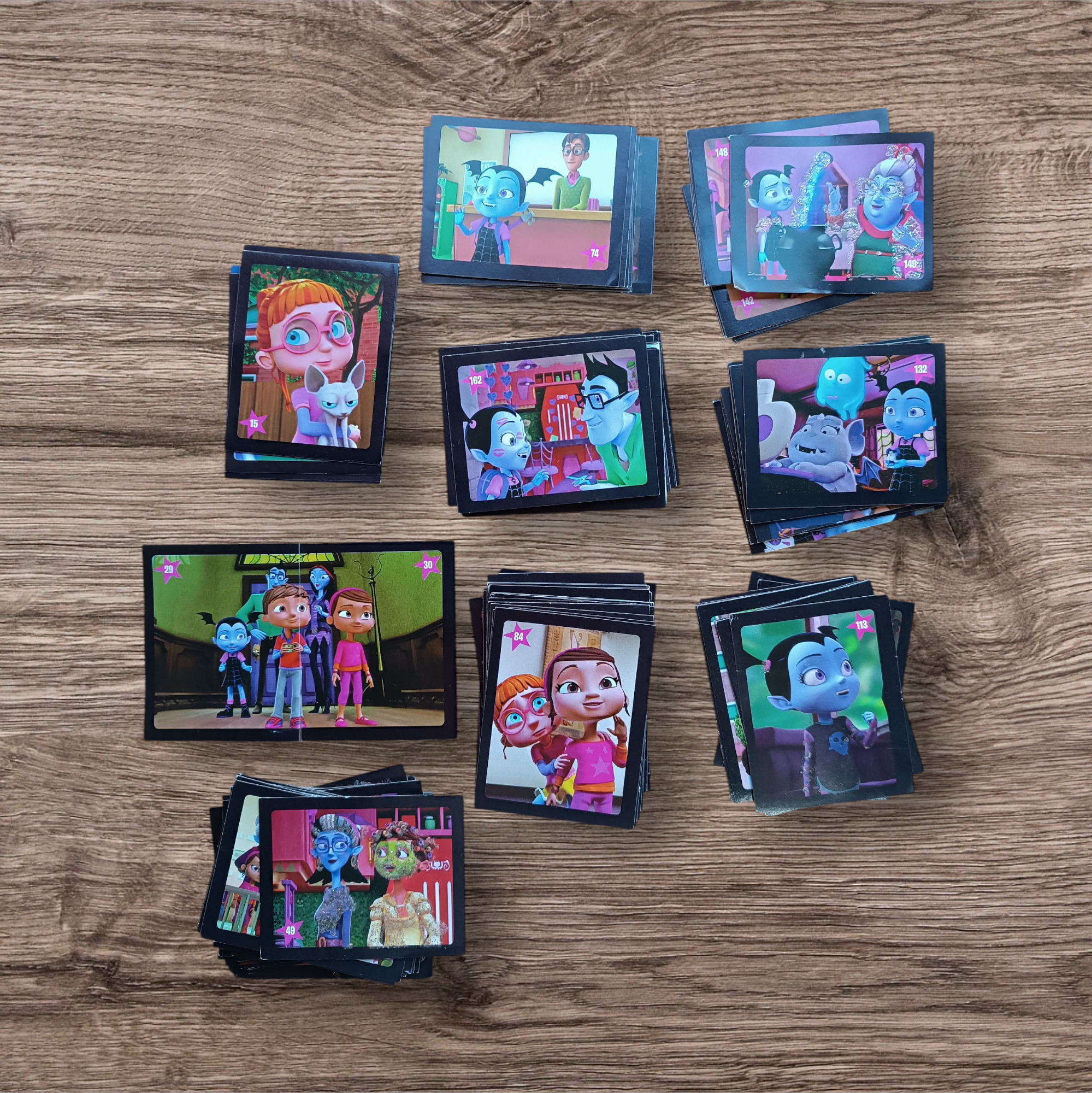 Lote 159 figuritas sin repetir Vampirina