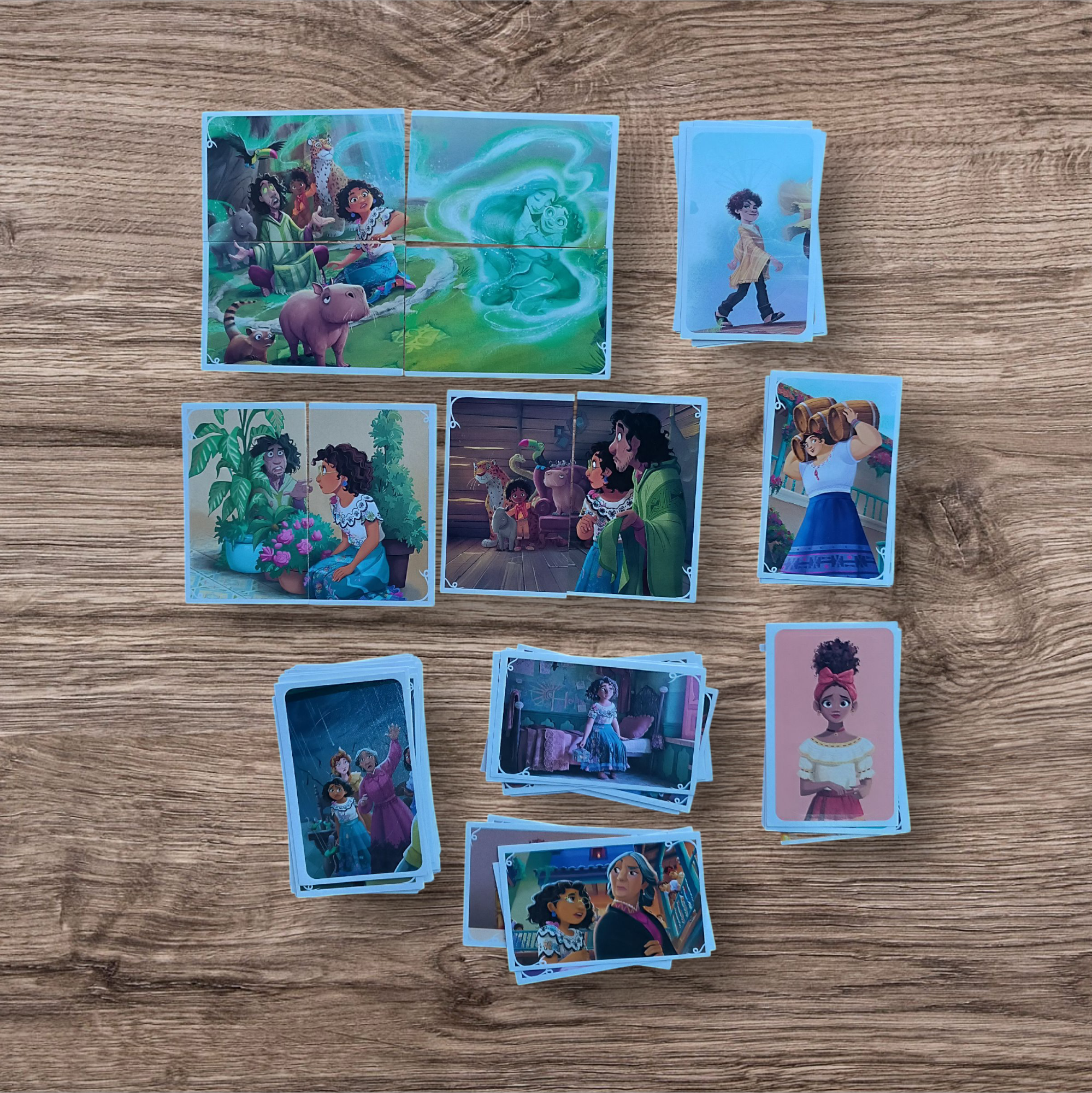 Lote 88 figuritas sin repetir Encanto, de Panini