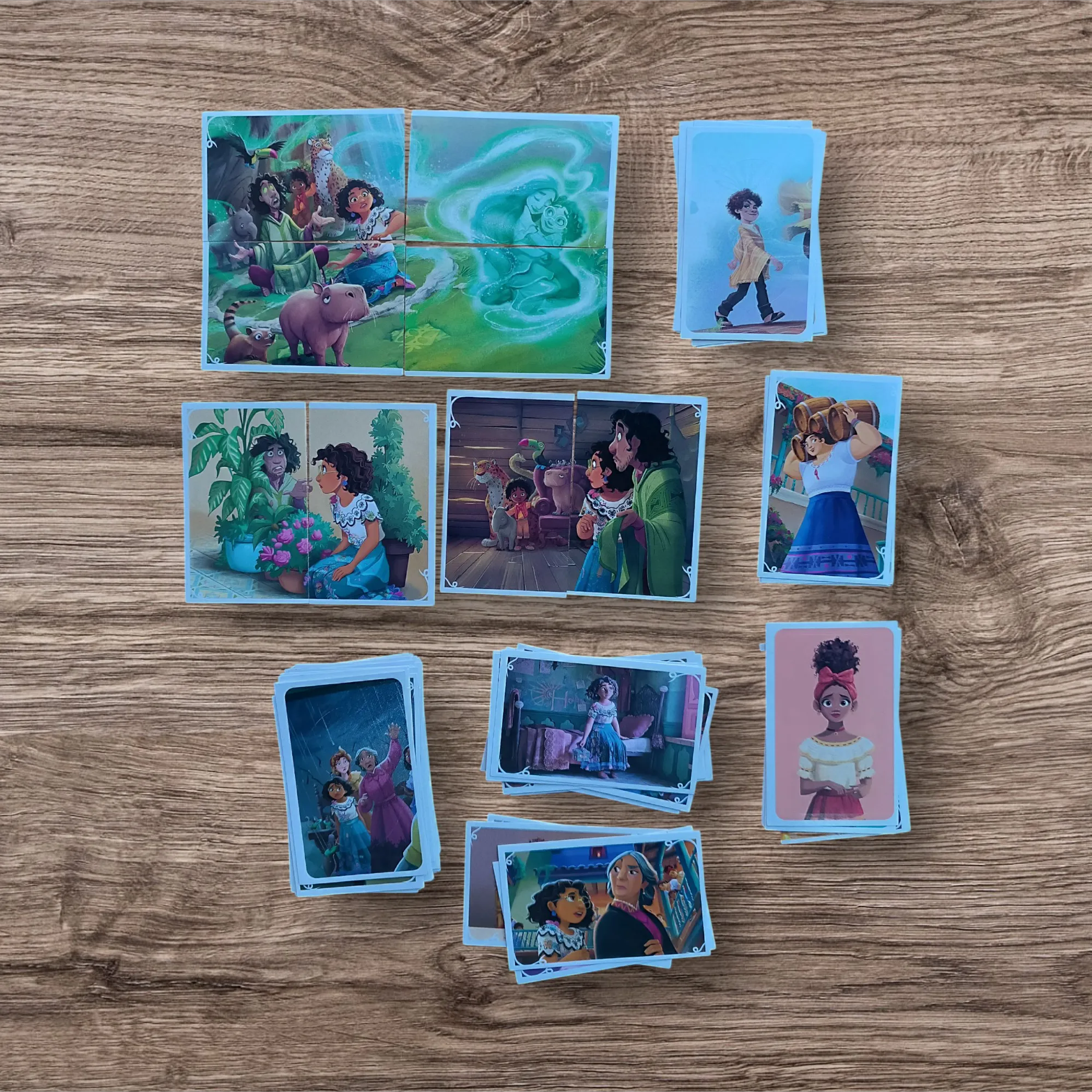 Lote 88 figuritas sin repetir Encanto, de Panini