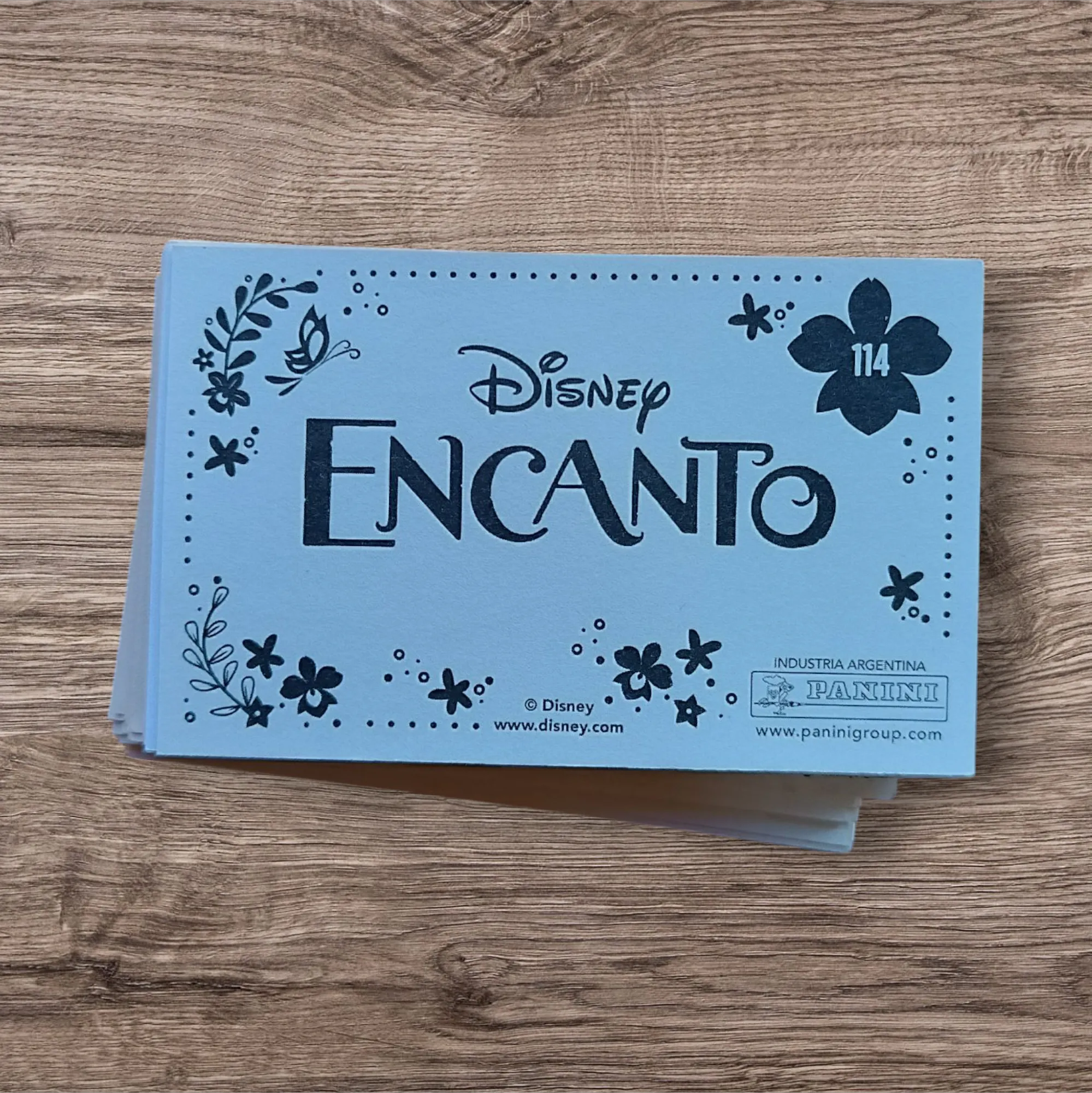Lote 88 figuritas sin repetir Encanto, de Panini