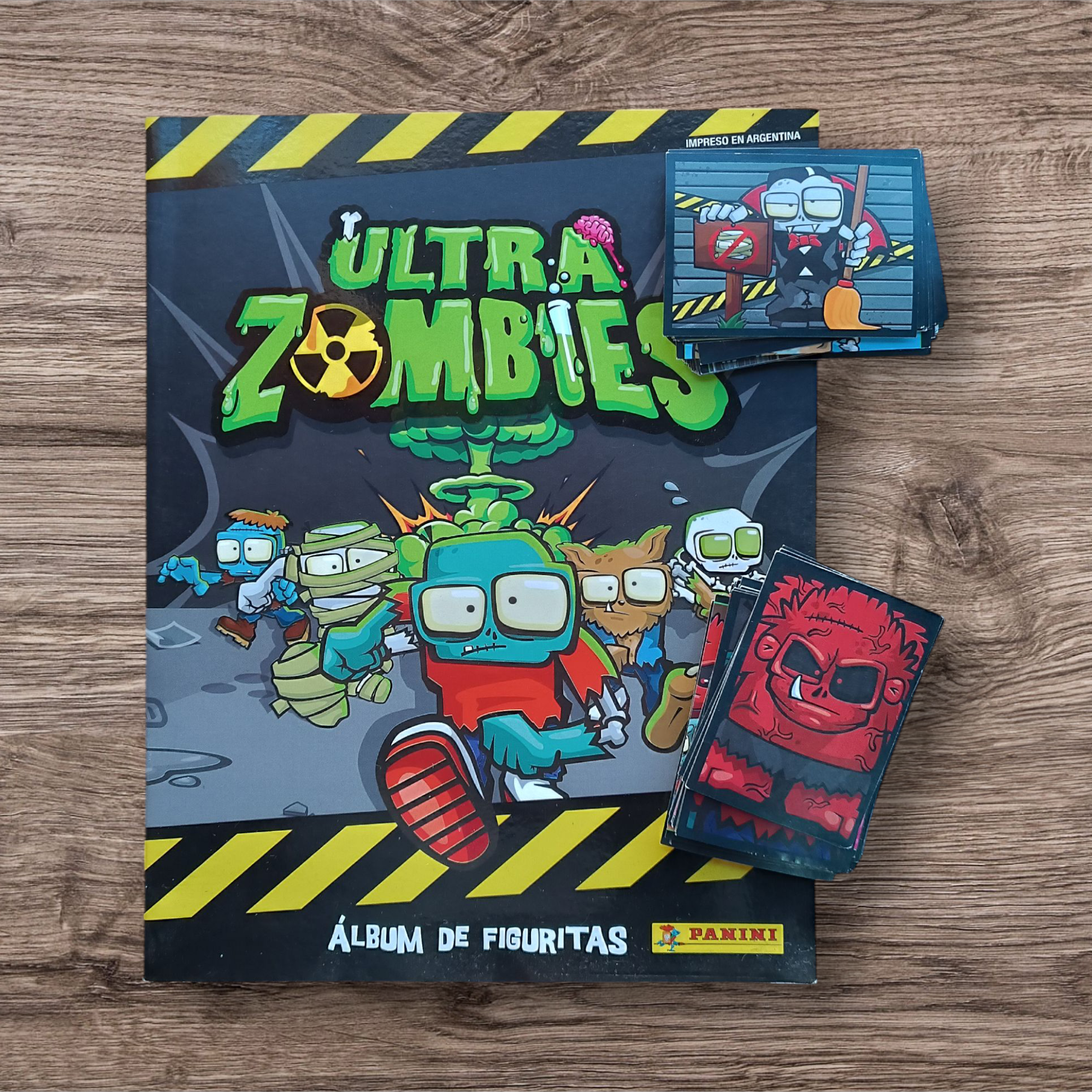 Álbum + 98 figuritas sin repetir Ultra Zombies