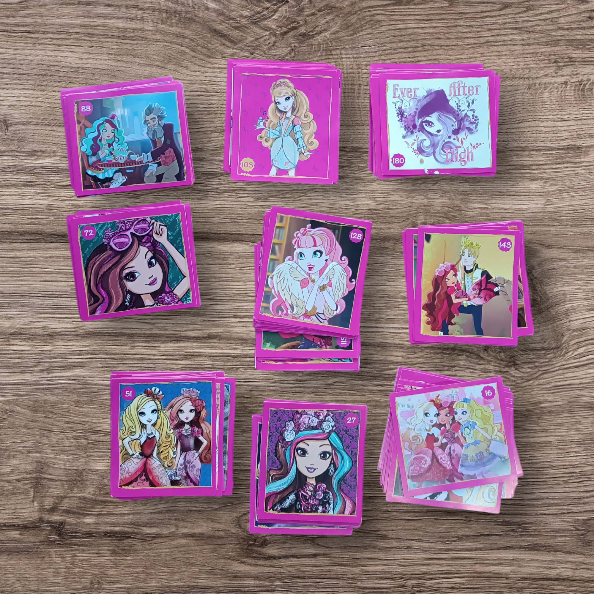 Lote 152 figuritas sin repetir Ever After High