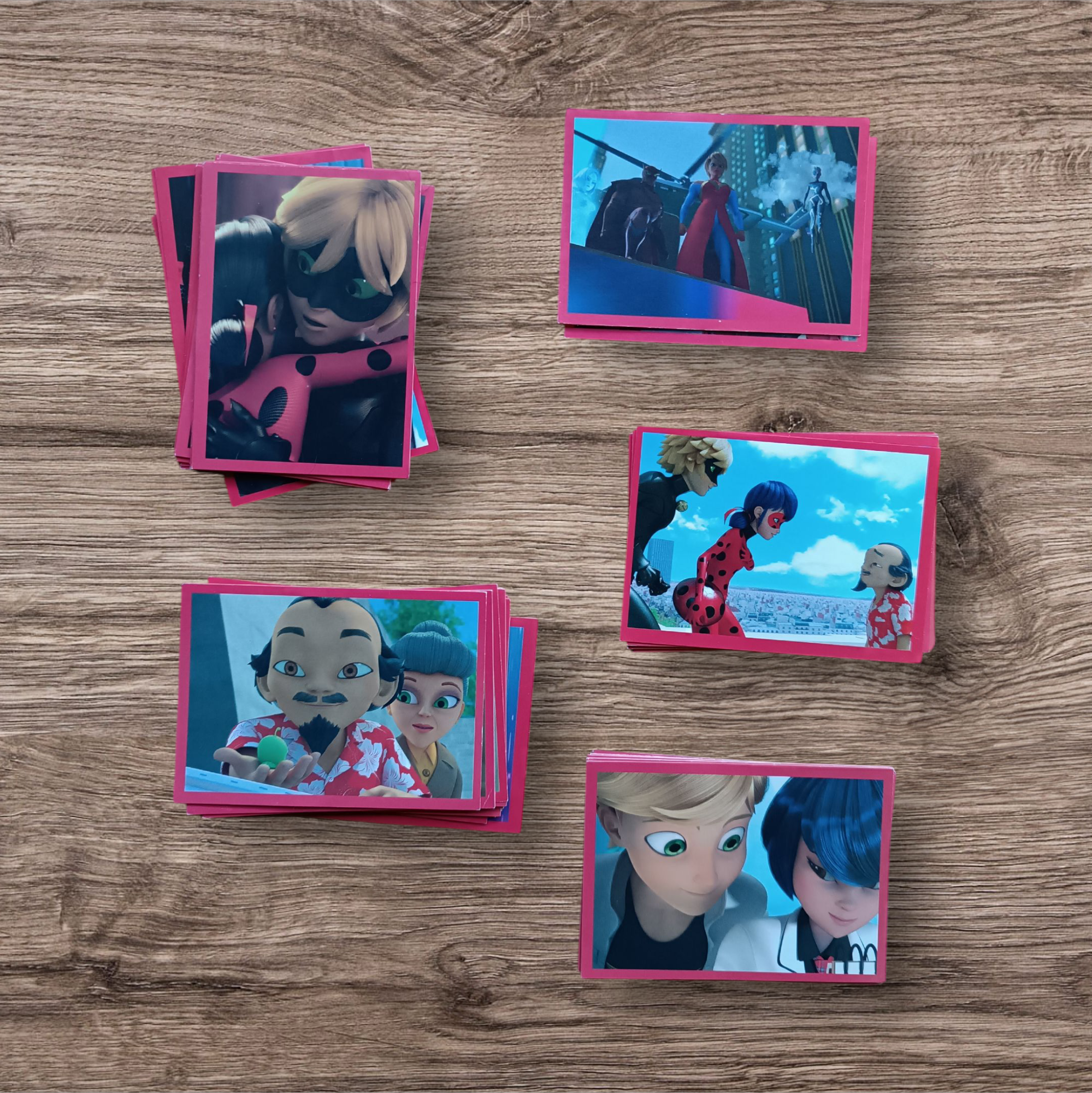 Lote 47 figuritas sin repetir Miraculous, de Panini