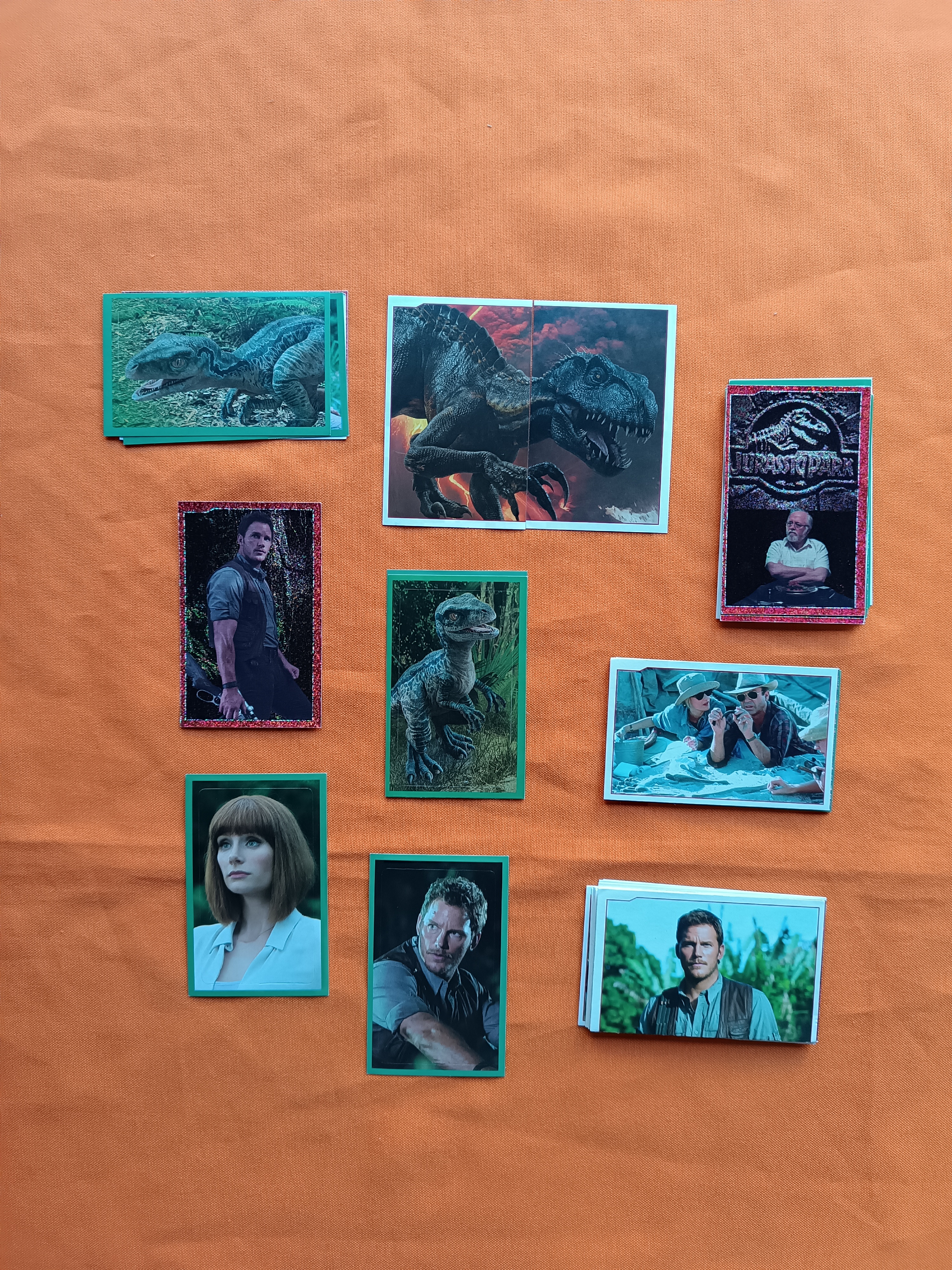 Lote 43 figuritas sin repetir Jurassic World de Panini