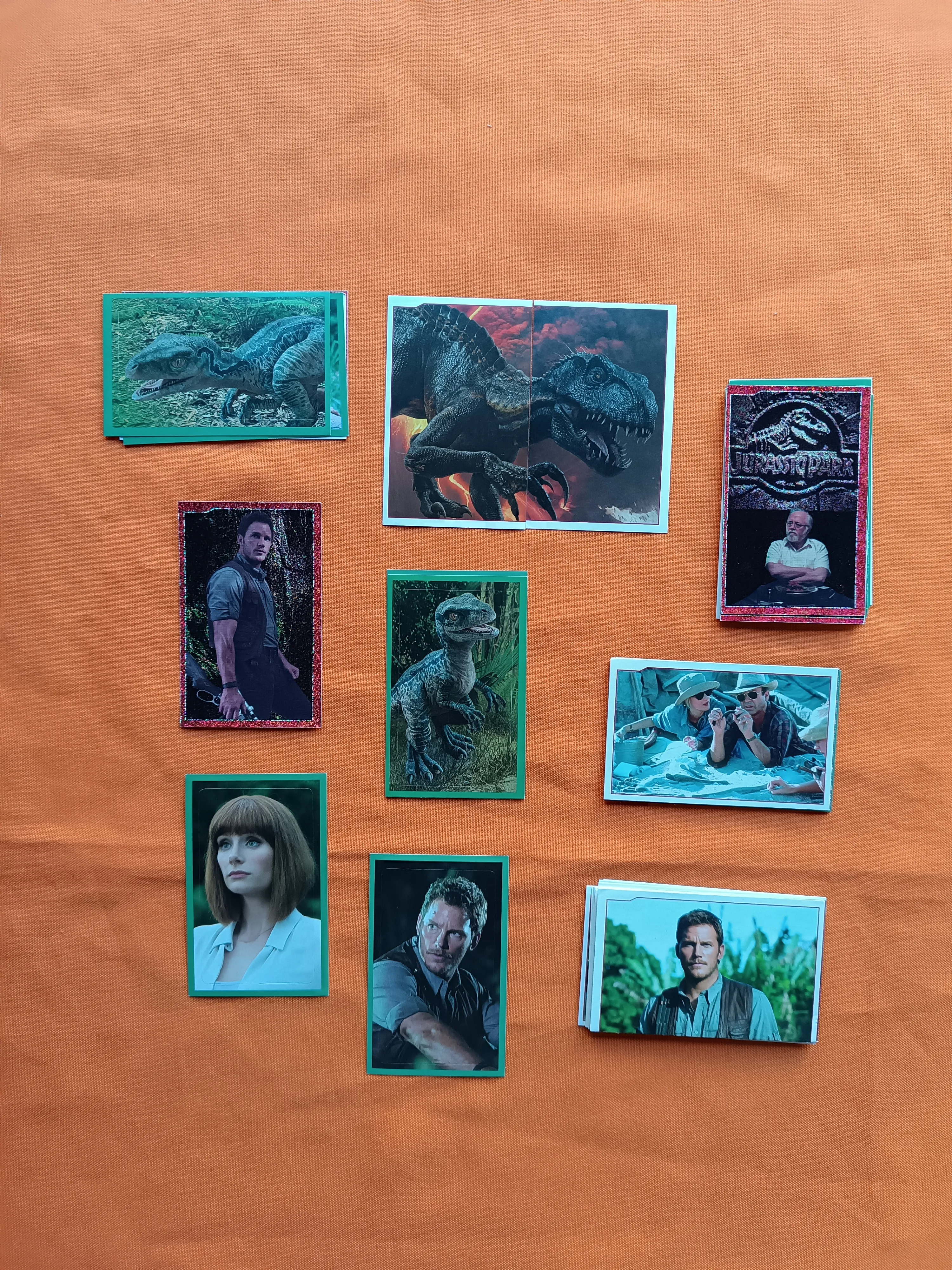 Lote 43 figuritas sin repetir Jurassic World de Panini