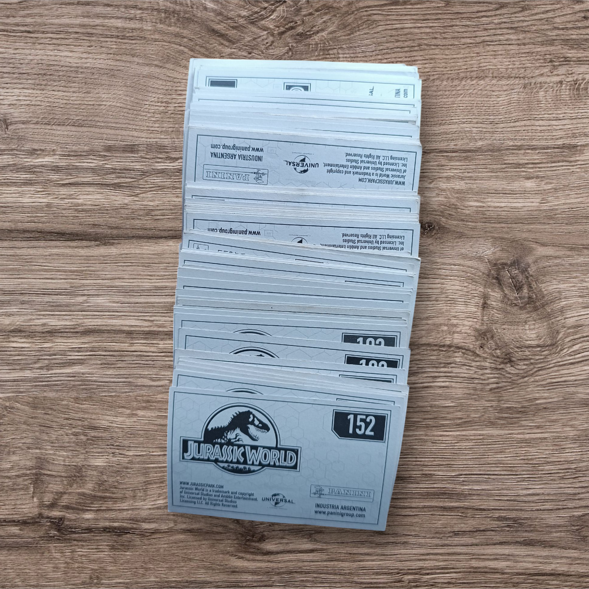 Lote 118 figuritas sin repetir Jurassic World