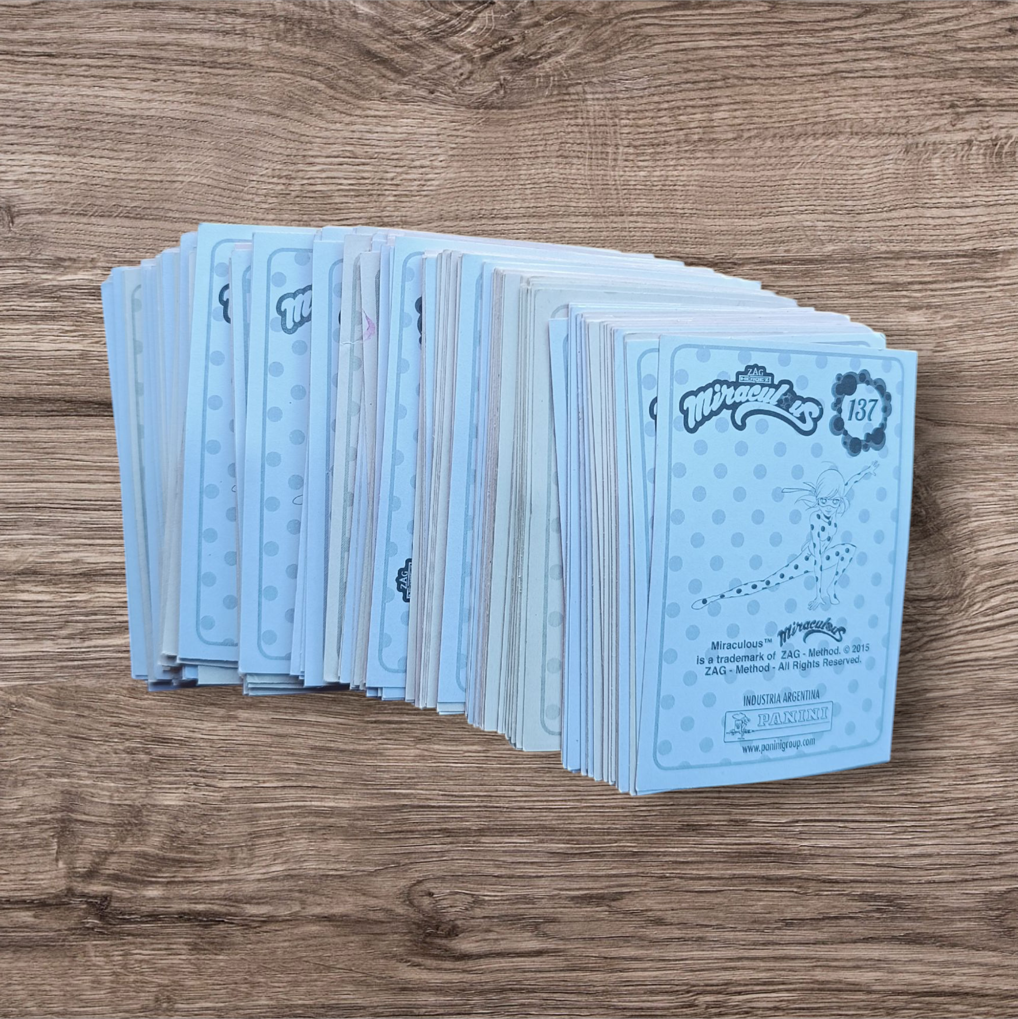 Lote 175 figuritas sin repetir Miraculous