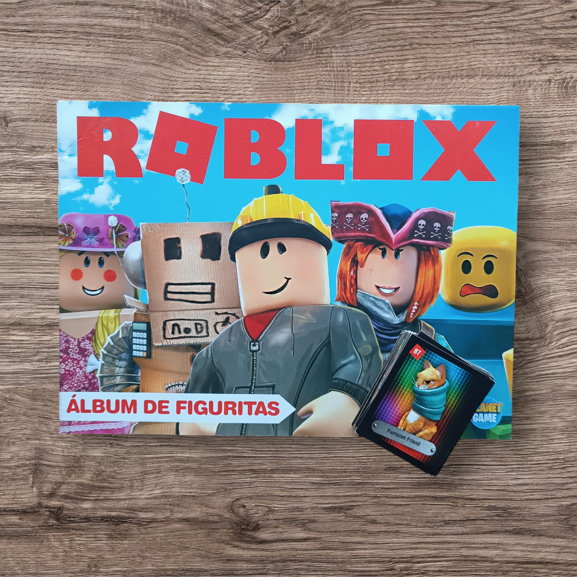 Combo Álbum + 332 figuritas Roblox