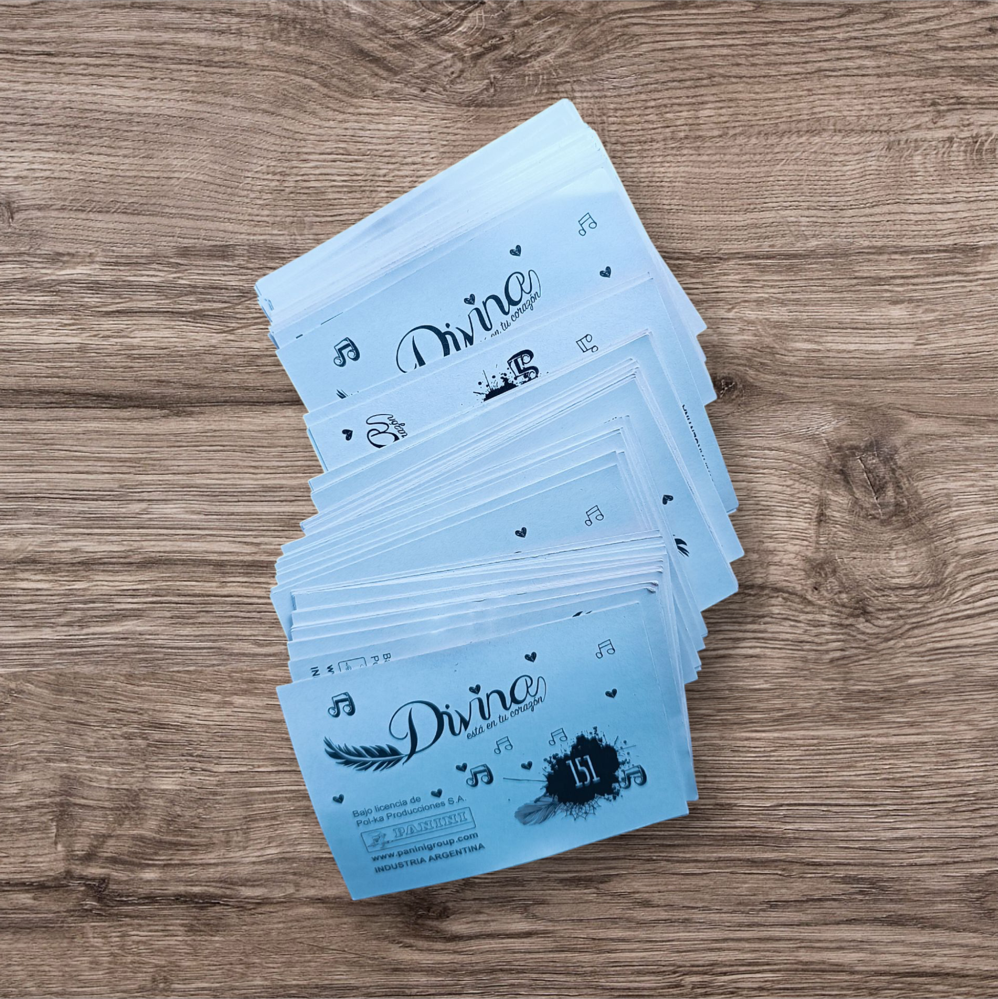 Lote 94 figuritas sin repetir Divina, de Panini