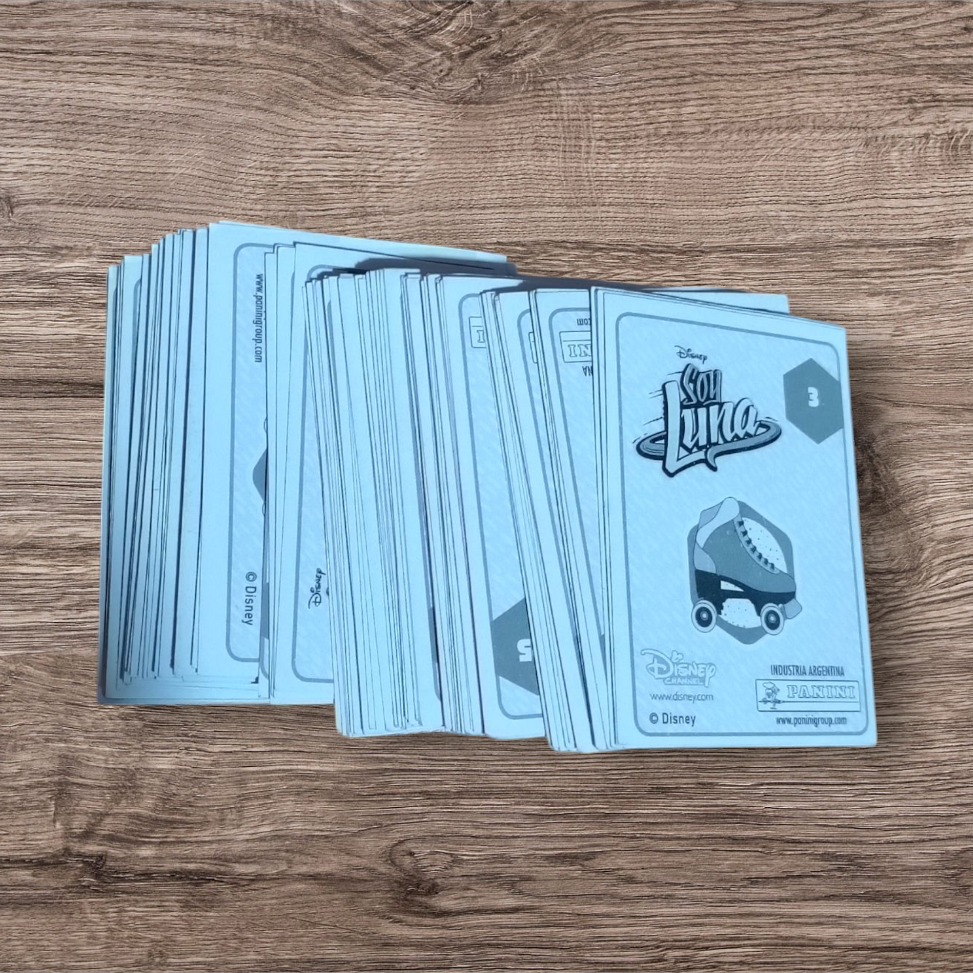 Lote 129 figuritas sin repetir Soy Luna, de Panini