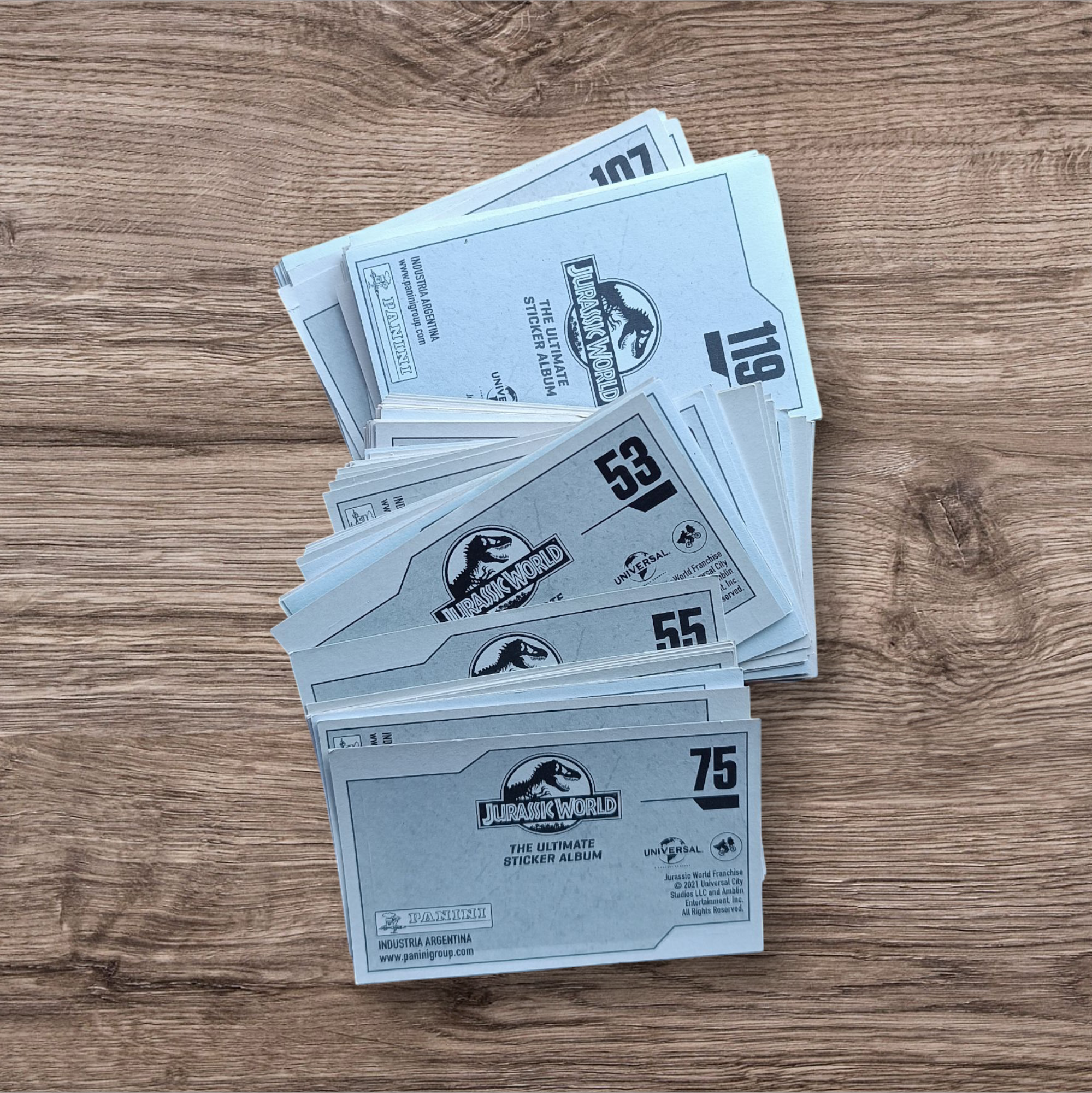 Lote 97 figuritas sin repetir Jurassic World