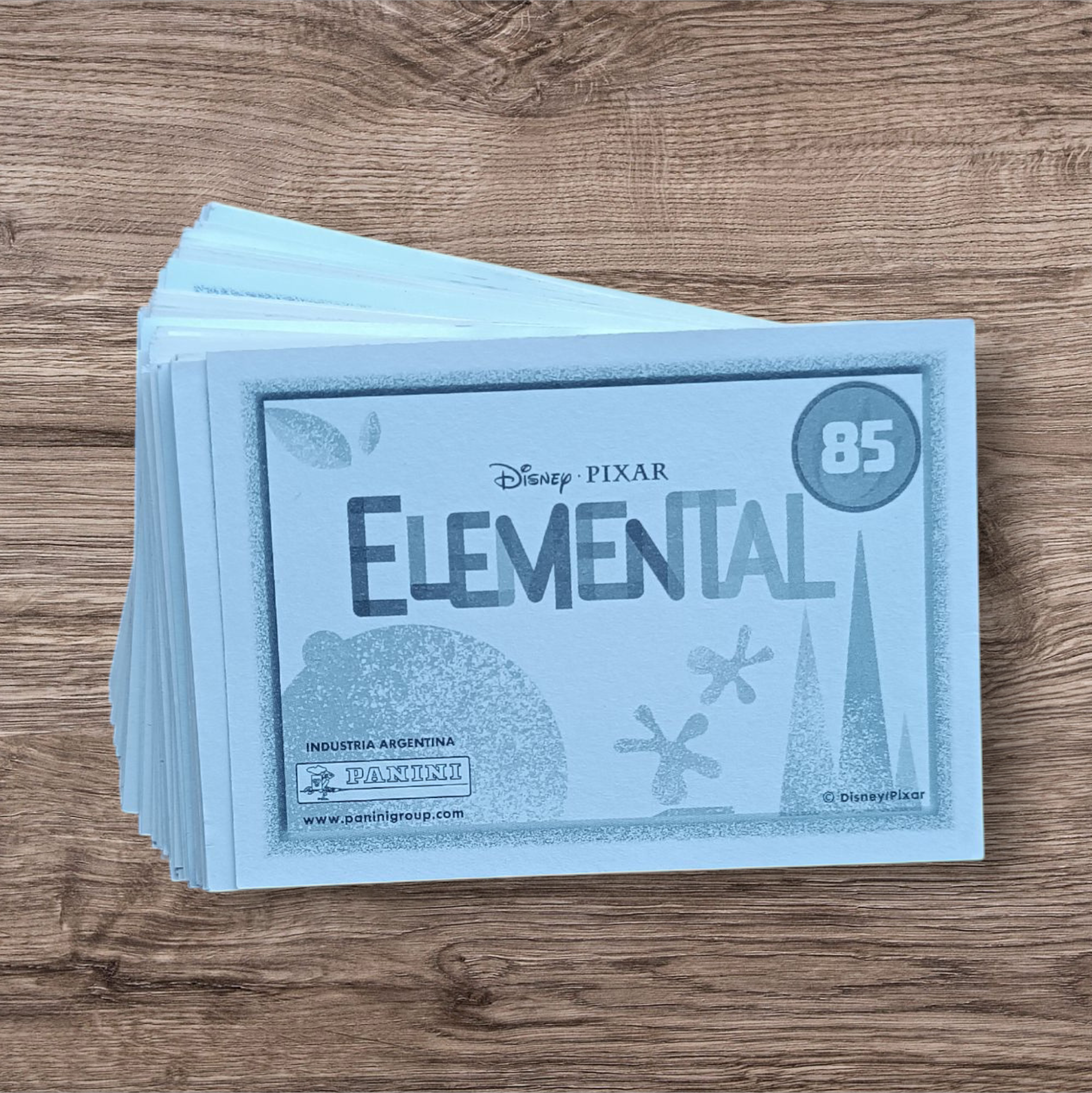 Lote 79 figuritas sin repetir Elementos, de Panini