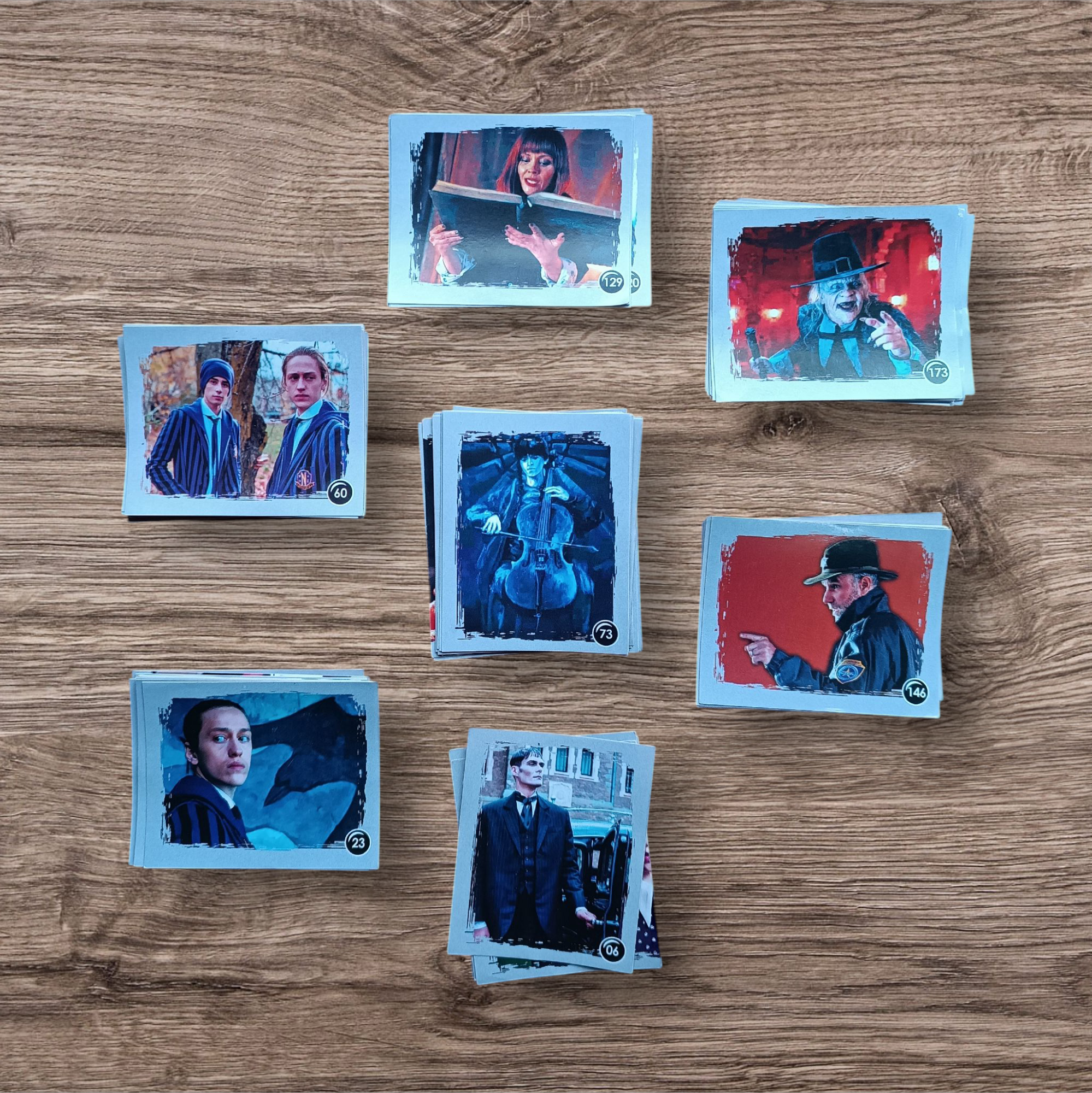 Lote 81 figuritas sin repetir Merlina